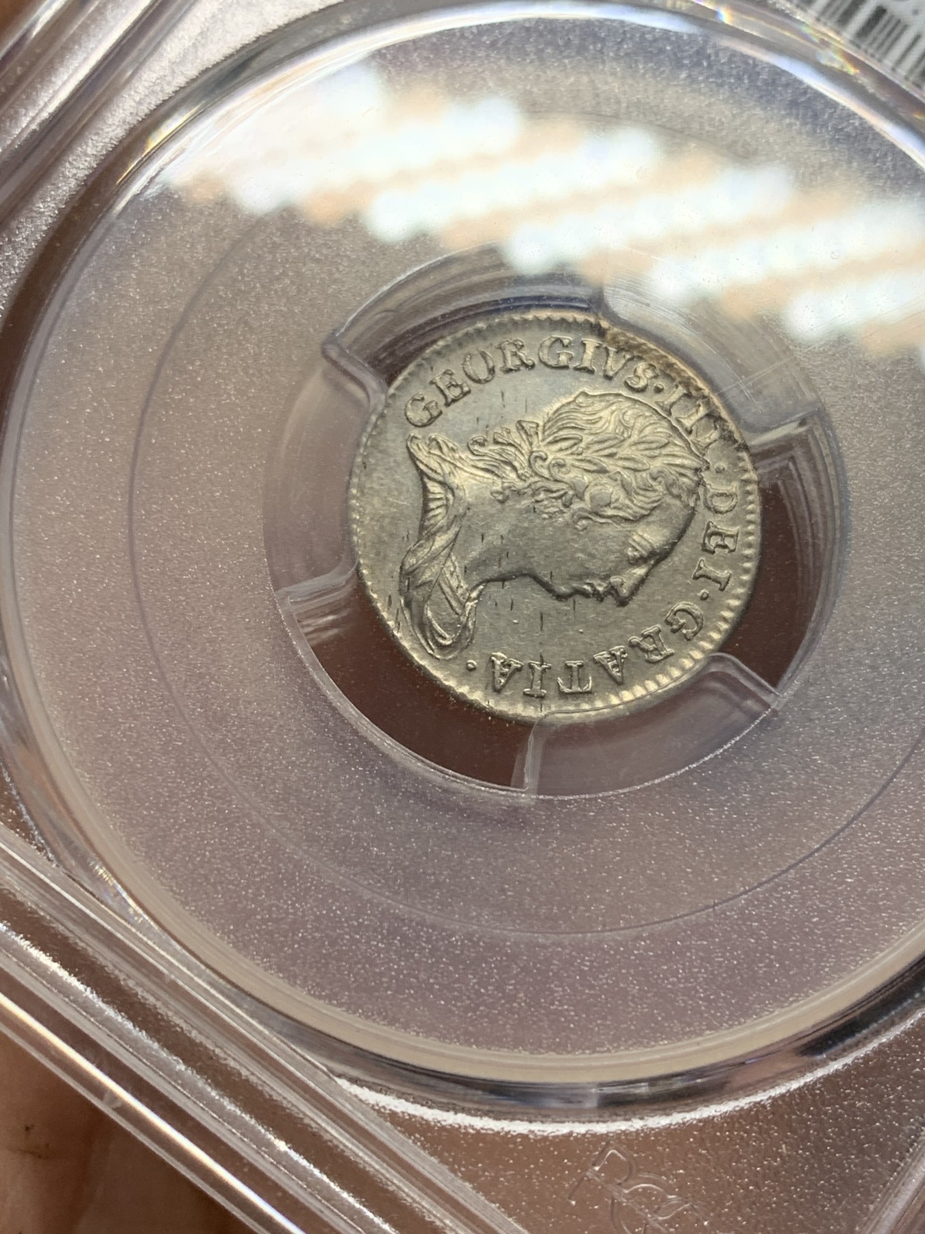 欢迎参加《竞宝斋》为国而庆 老张自藏专场 ，定制纪念章相赠 PCGS AU55 英国 1763年 乔治三世 3便士银币 独立年份 细节极好 完全超越55分的状态