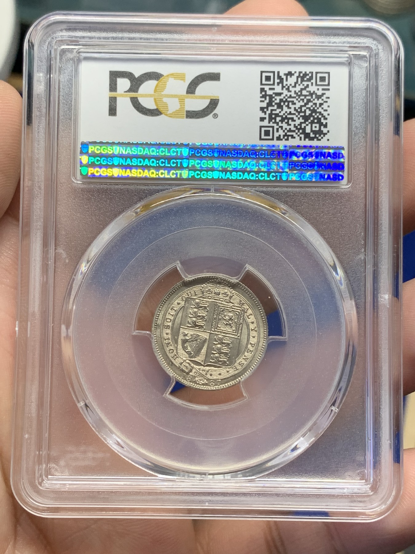 欢迎参加《竞宝斋》为国而庆 老张自藏专场 ，定制纪念章相赠 PCGS MS64 英国1887年维多利亚高冠版 6便士银币 早期严评 丝绸底板