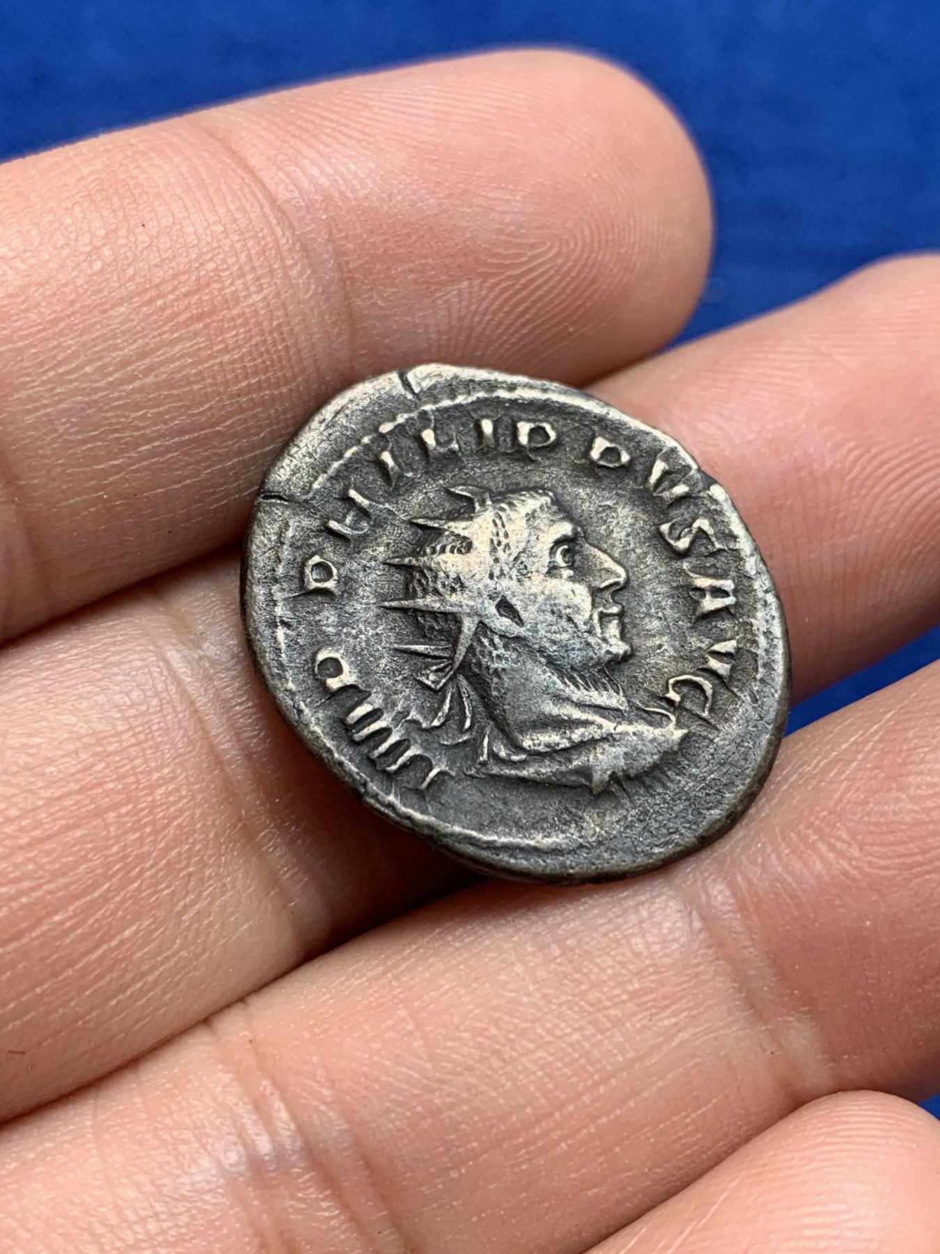 欢迎参加《竞宝斋》为国而庆 老张自藏专场 ，定制纪念章相赠 古罗马银币 24.5*21mm 4.16克 重量挺重的 双面深黑包浆 细节清晰