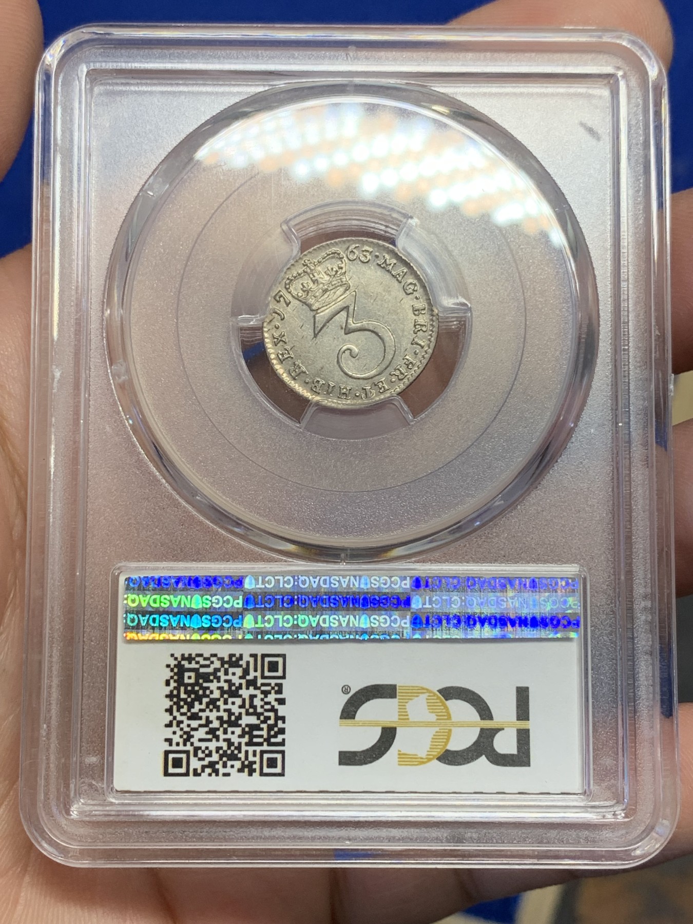 欢迎参加《竞宝斋》为国而庆 老张自藏专场 ，定制纪念章相赠 PCGS AU55 英国 1763年 乔治三世 3便士银币 独立年份 细节极好 完全超越55分的状态
