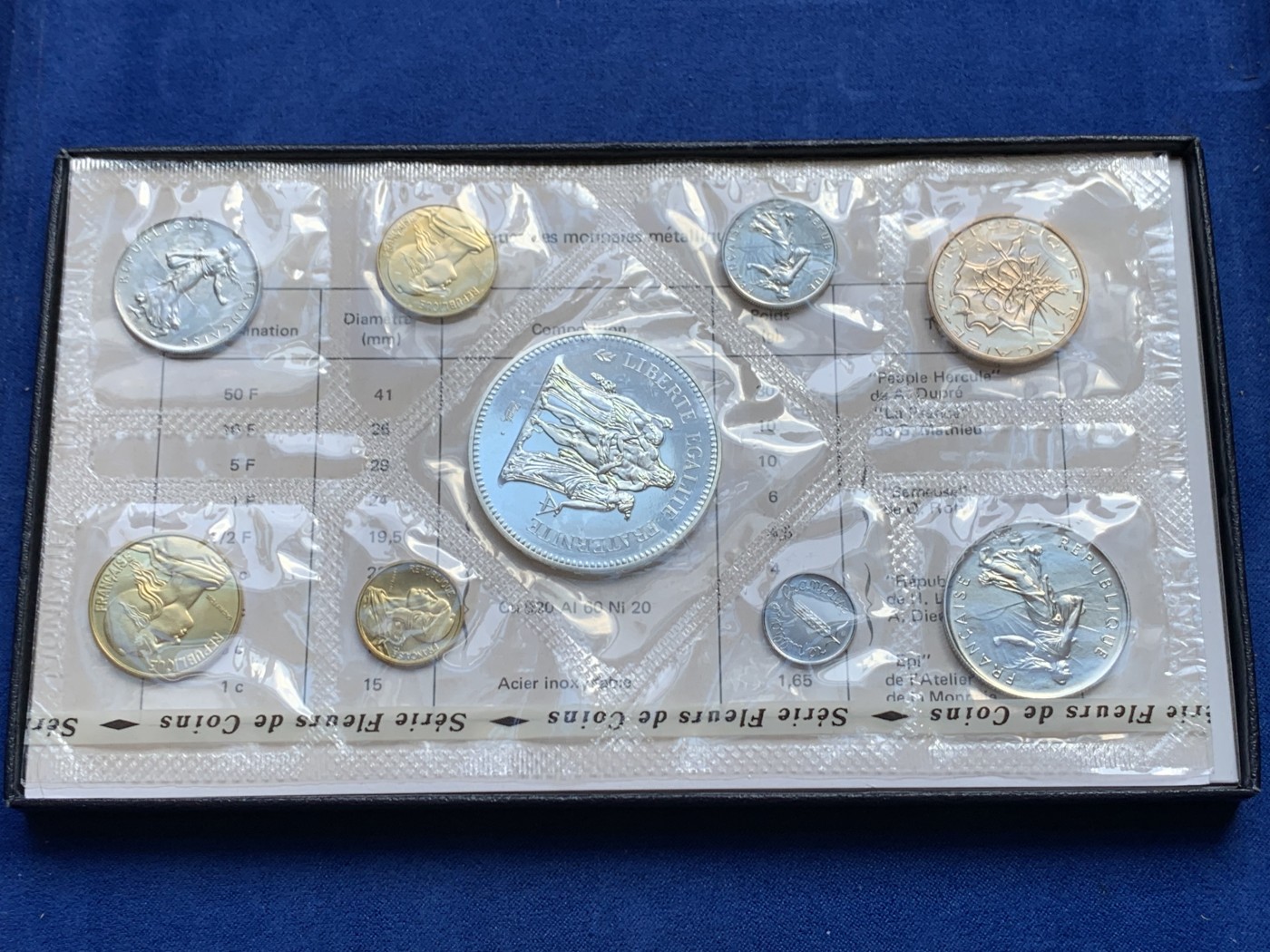 欢迎参加《竞宝斋》为国而庆 老张自藏专场 ，定制纪念章相赠 法国1974年 九枚套 大力神50法郎套币 造币厂封装状态一流