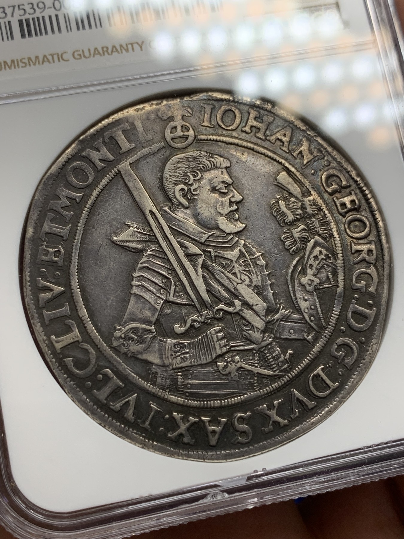 欢迎参加《竞宝斋》为国而庆 老张自藏专场 ，定制纪念章相赠 NGC XF40 德国 1624年 萨克森  武士泰勒 大银币 细节好 全深打 一见欢喜的状态