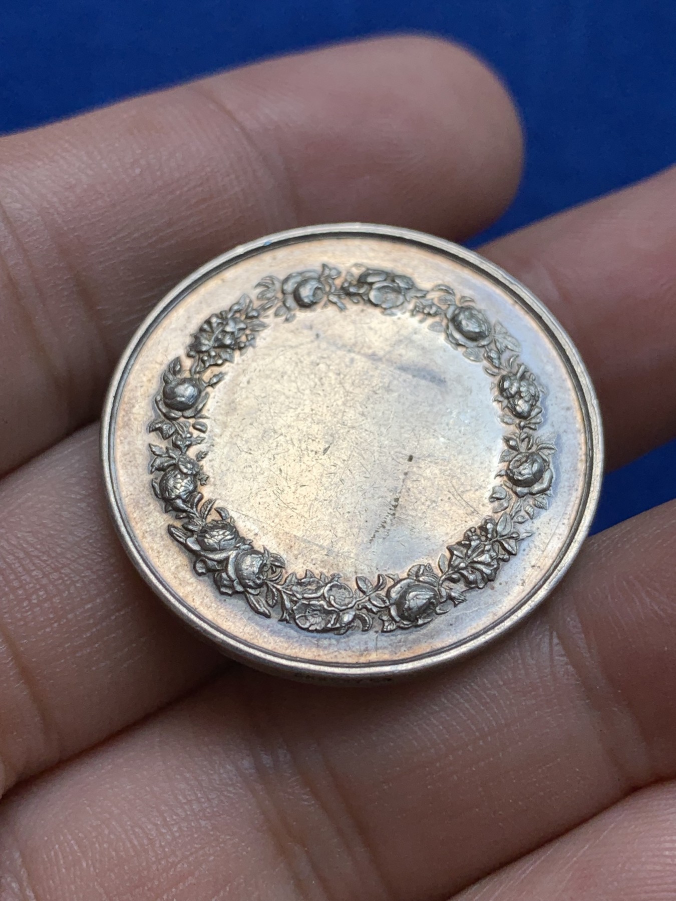 欢迎参加《竞宝斋》为国而庆 老张自藏专场 ，定制纪念章相赠 法国银质婚章 30.4mm 11.9克 丰饶角边铭银标