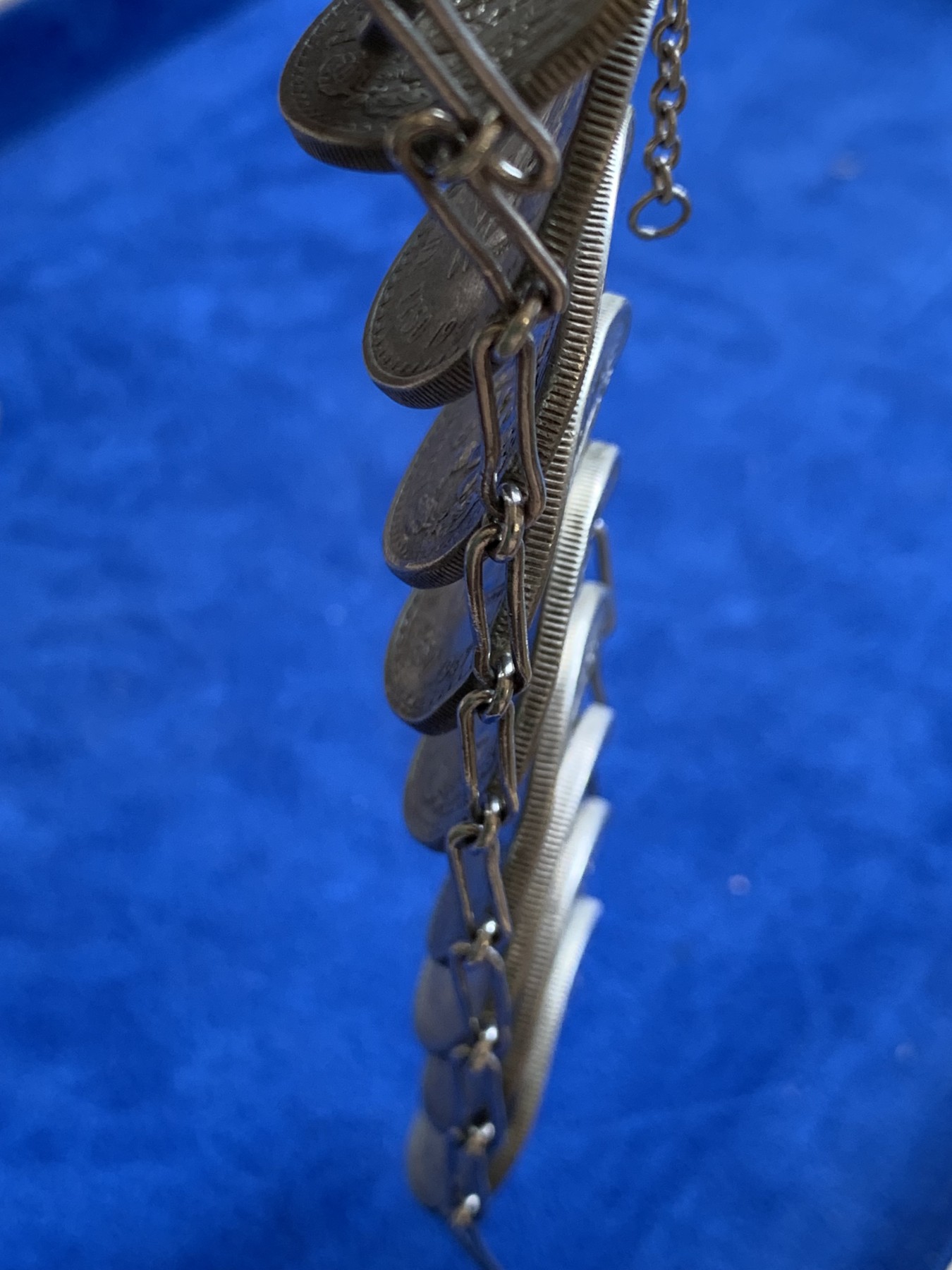 欢迎参加《竞宝斋》为国而庆 老张自藏专场 ，定制纪念章相赠 墨西哥 银币手链一根 重178.6克