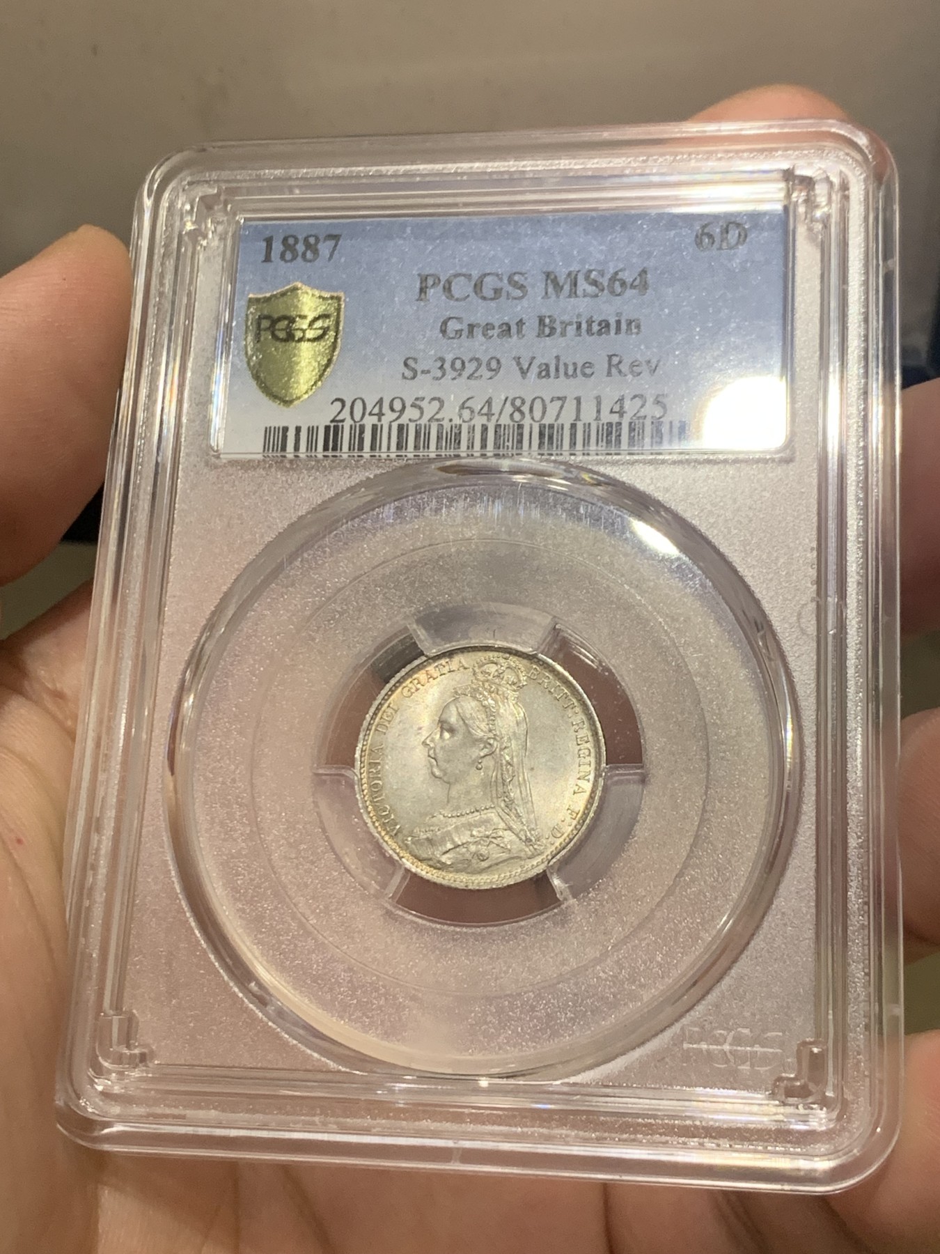 欢迎参加《竞宝斋》为国而庆 老张自藏专场 ，定制纪念章相赠 PCGS MS64 英国1887年维多利亚高冠版 6便士银币 SIX面值版 和上一枚刚好是一对