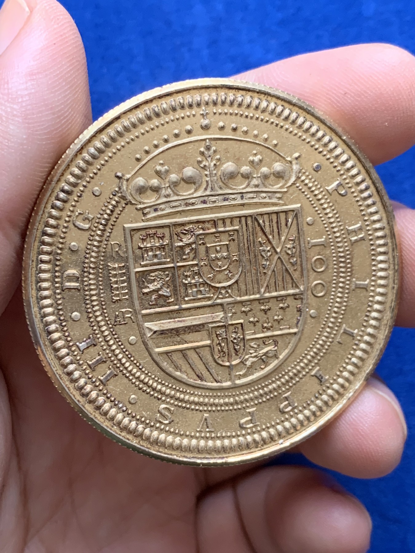 欢迎参加《竞宝斋》为国而庆 老张自藏专场 ，定制纪念章相赠 西班牙复刻版100R镀金银章 50.6mm 49.6克 打制清晰 金质质感