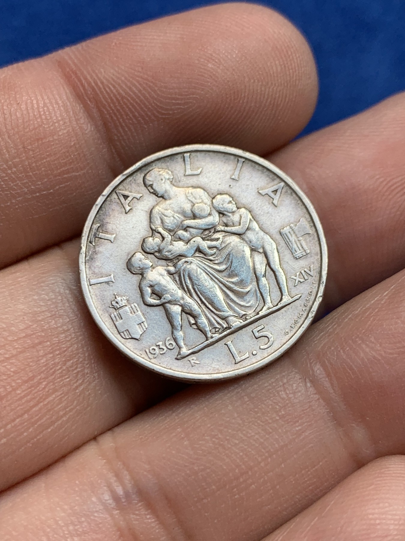欢迎参加《竞宝斋》为国而庆 老张自藏专场 ，定制纪念章相赠 意大利 1936年 5里拉银币 圣母抱子少见品种 细节不错