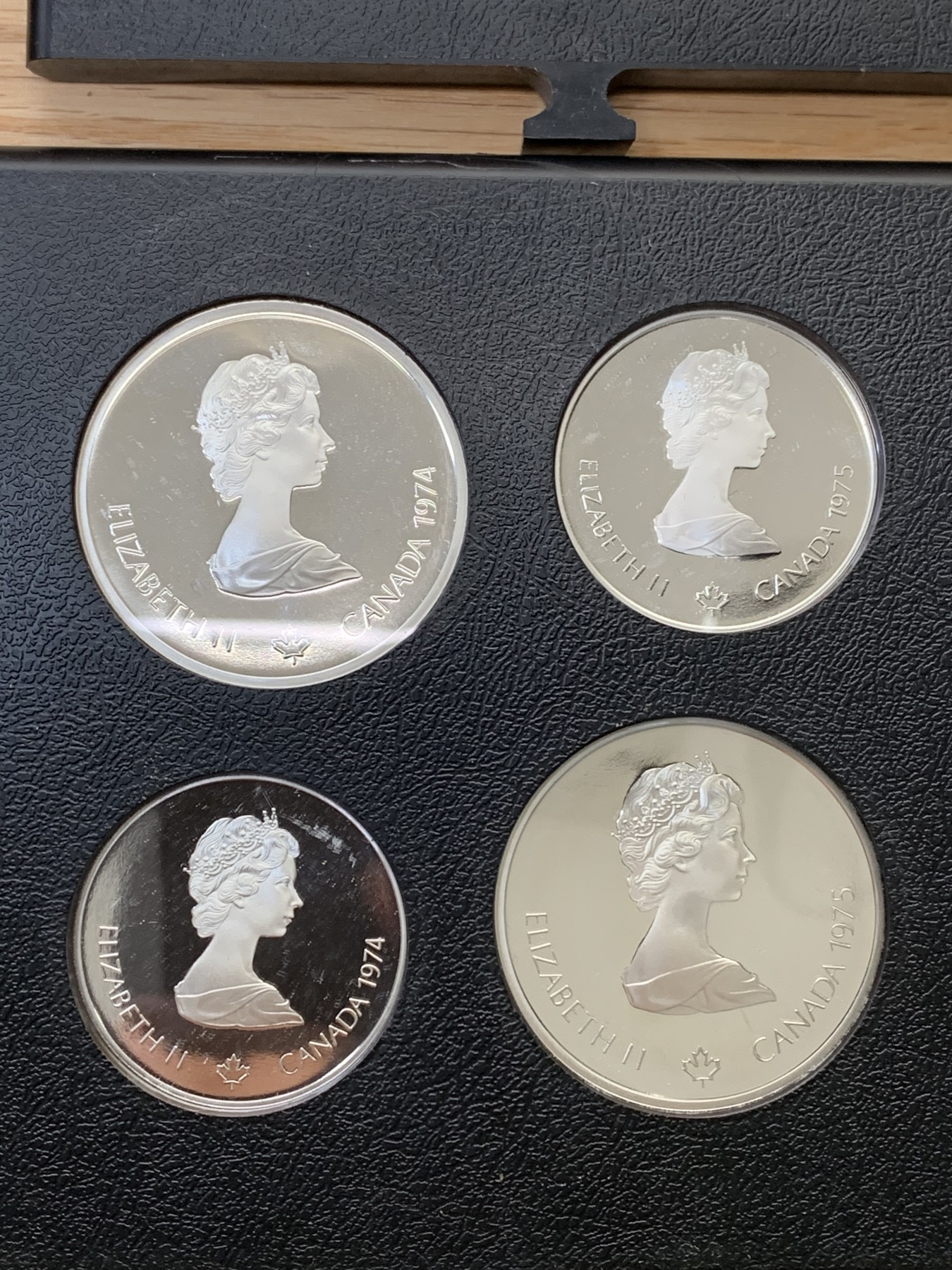 欢迎参加《竞宝斋》为国而庆 老张自藏专场 ，定制纪念章相赠 加拿大 1976年 蒙特利尔奥运会 精制版28枚大全套带原盒证书 24.3克14枚，48.6克14枚1.02公斤 带抽屉木盒 所见唯一