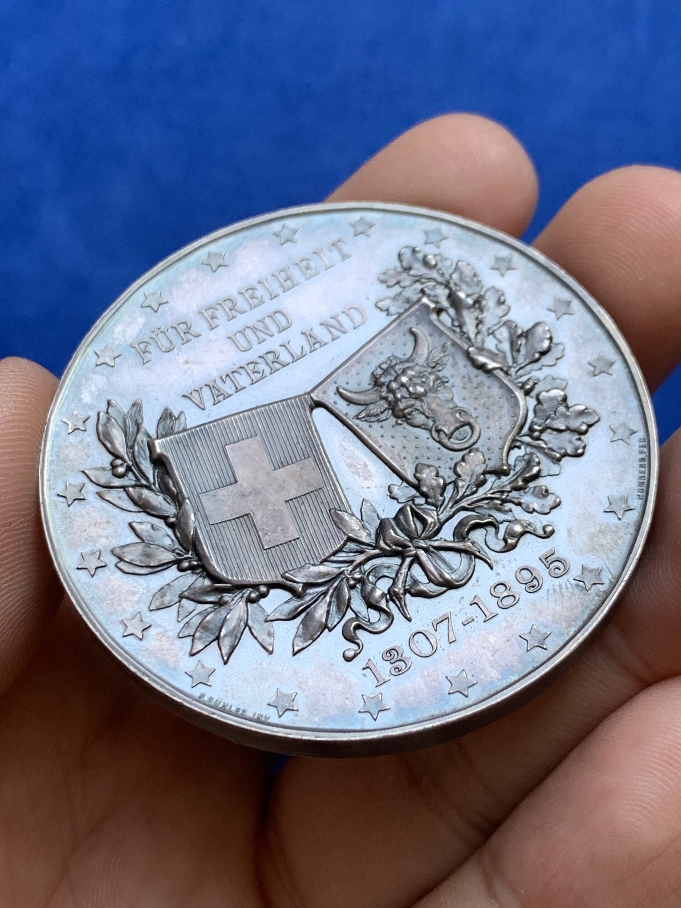 欢迎参加《竞宝斋》为国而庆 老张自藏专场 ，定制纪念章相赠 瑞士 1895年 威廉·泰尔 父子大银章 51.7克 50mm 高等级状态 大尺寸的unc缺陷的1600多，这枚状态极好 来价也高