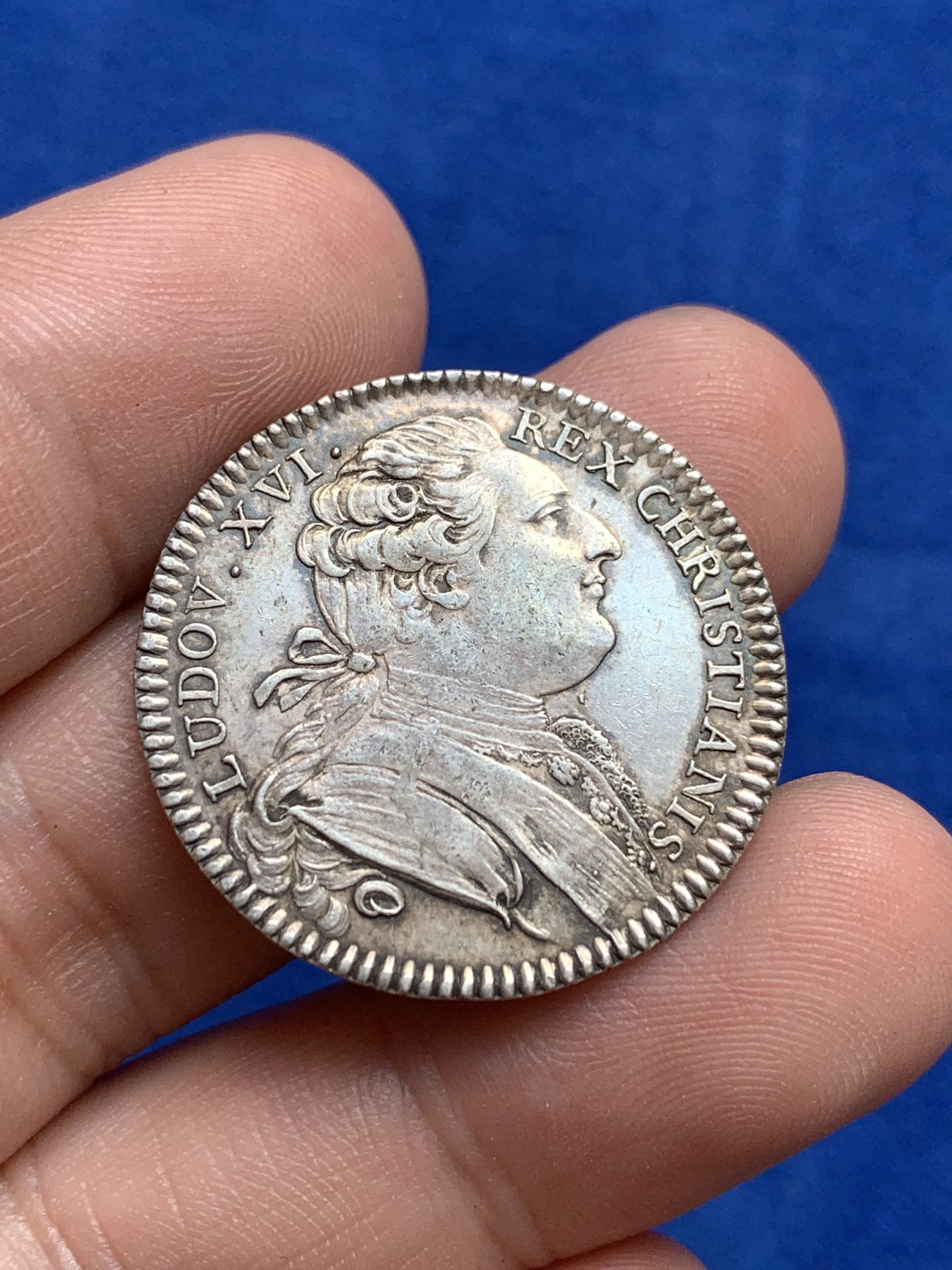 欢迎参加《竞宝斋》为国而庆 老张自藏专场 ，定制纪念章相赠 法国1780年路易十六银质代币 28.8mm 5.86克 包浆底板都很漂亮