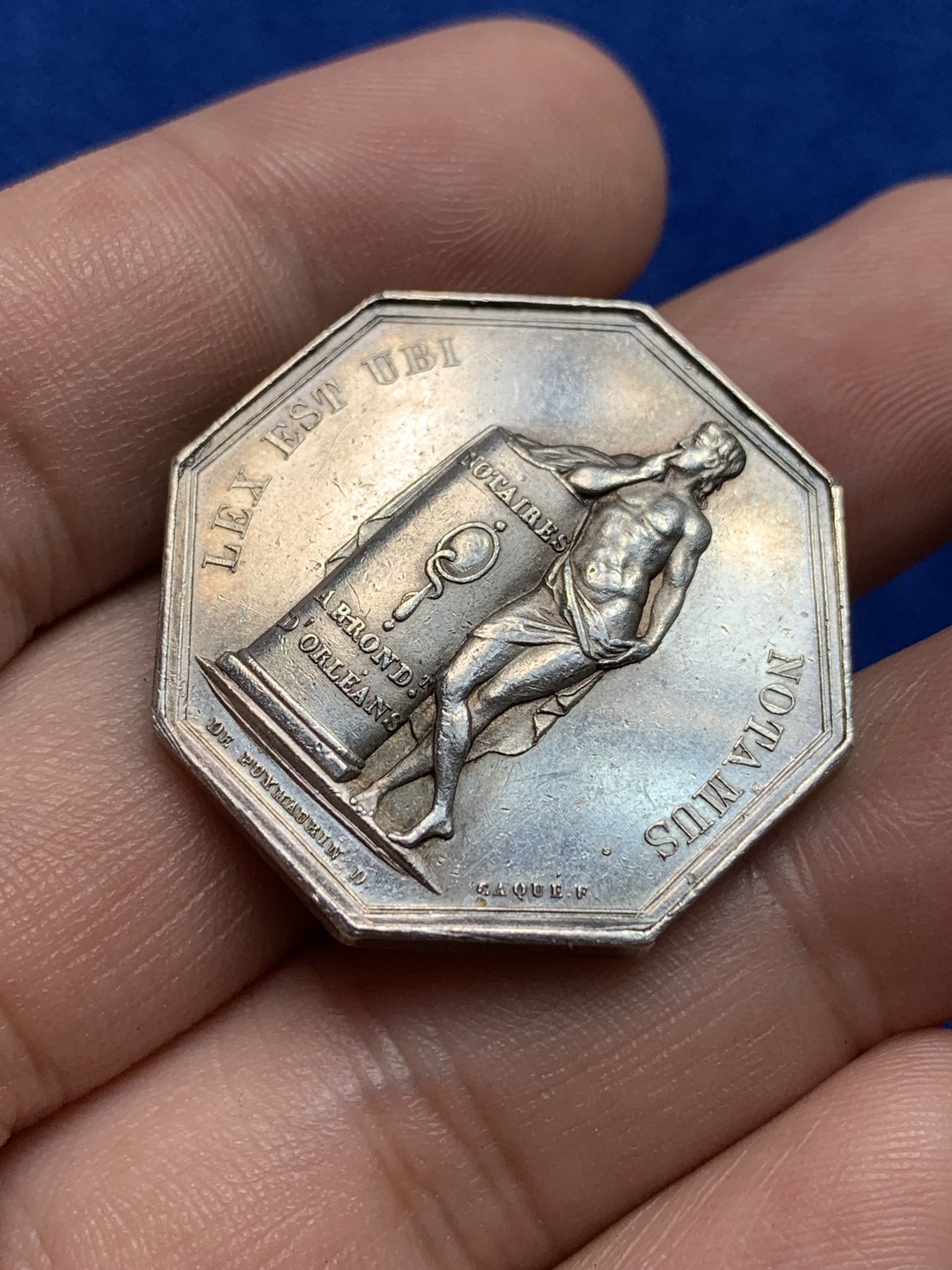 欢迎参加《竞宝斋》为国而庆 老张自藏专场 ，定制纪念章相赠 法国查理十世奥尔良地区公证人银质八角代币，沉默之神塔喀特，16g，30.6mm，早期无边铭 细节不错