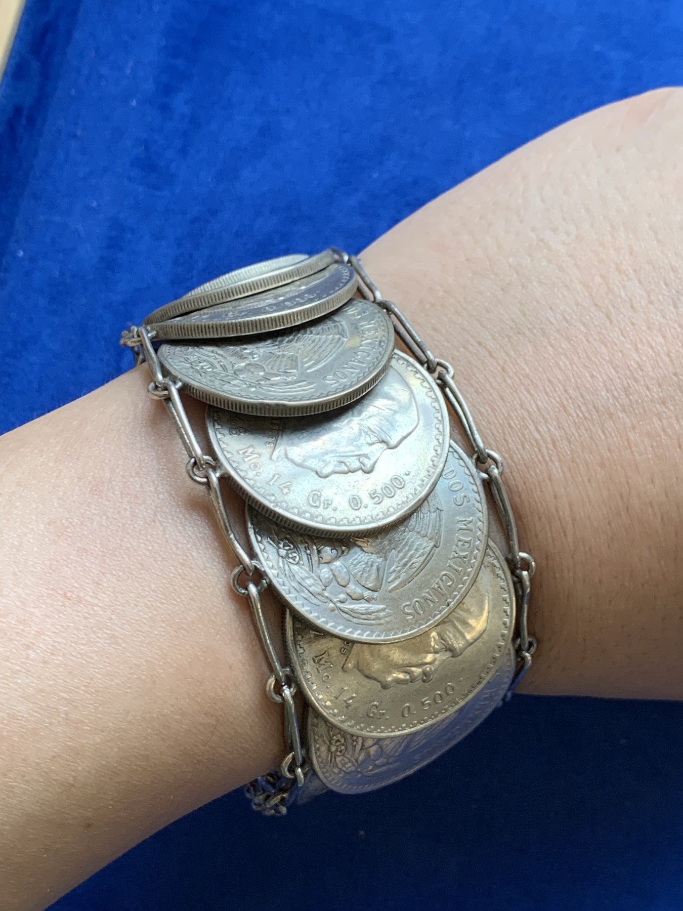 欢迎参加《竞宝斋》为国而庆 老张自藏专场 ，定制纪念章相赠 墨西哥 银币手链一根 重178.6克