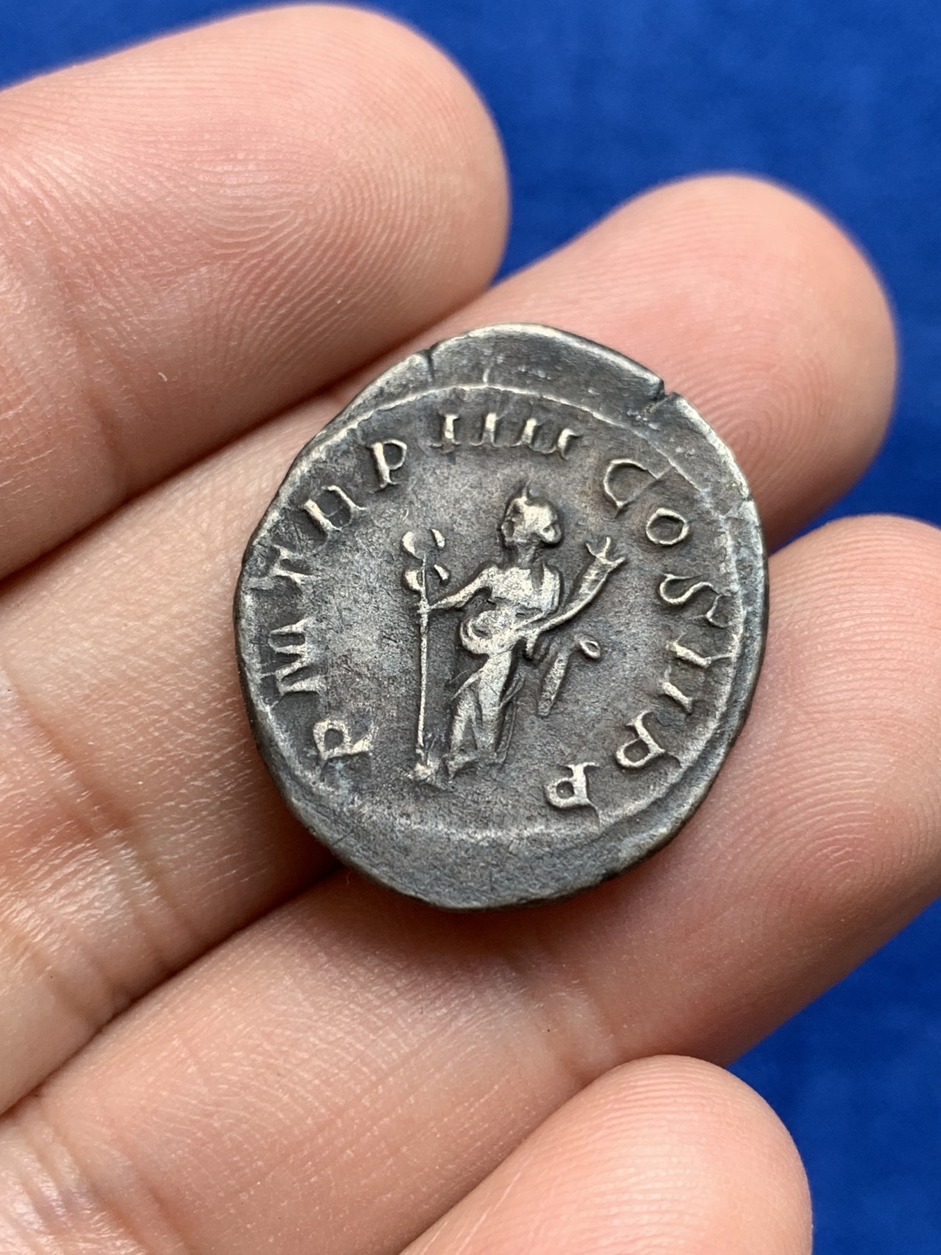 欢迎参加《竞宝斋》为国而庆 老张自藏专场 ，定制纪念章相赠 古罗马银币 24.5*21mm 4.16克 重量挺重的 双面深黑包浆 细节清晰