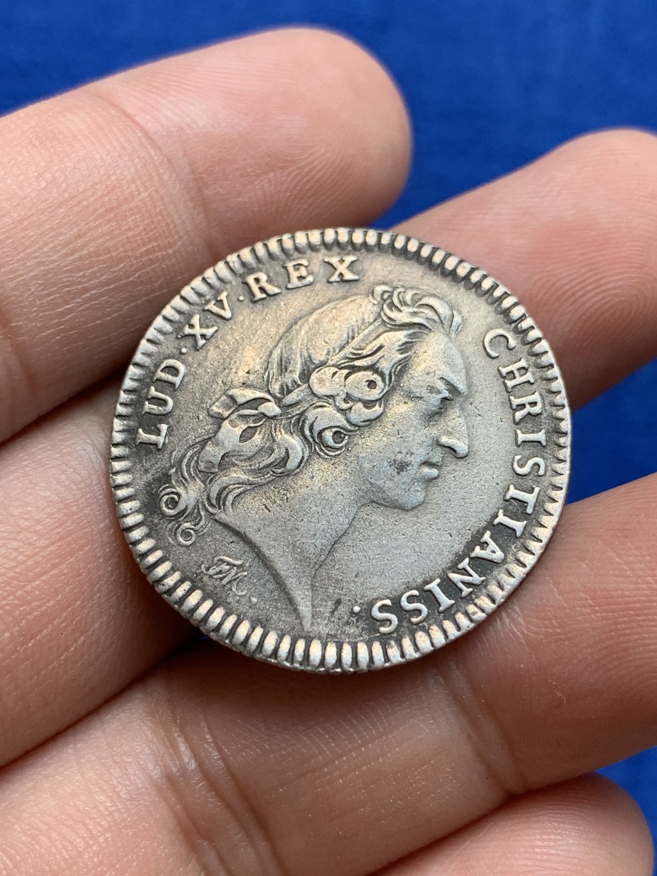 欢迎参加《竞宝斋》为国而庆 老张自藏专场 ，定制纪念章相赠 法国1740年路易十五银质八角代币 背面天使图案少见 29.6mm 6.9克 轻微不平