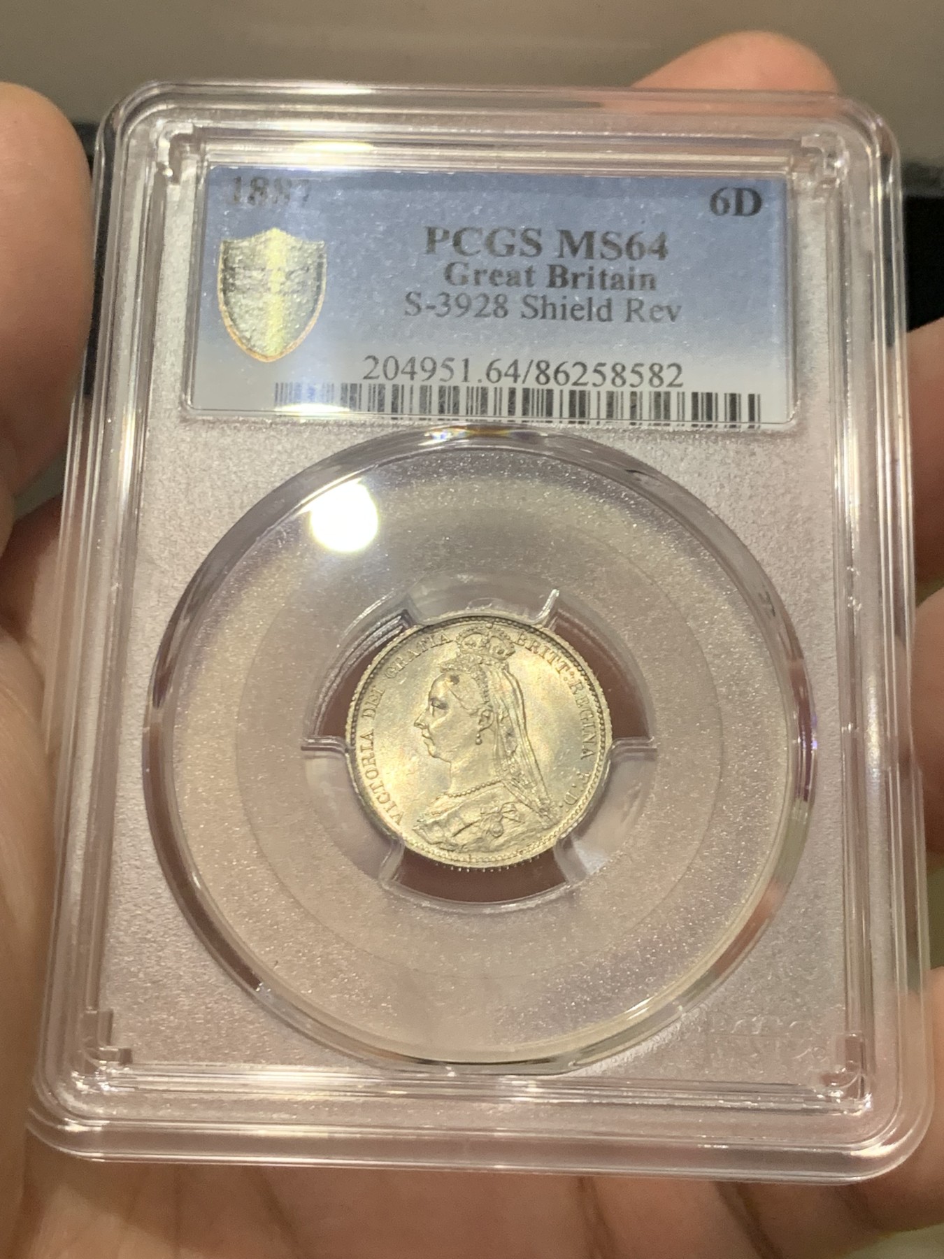 欢迎参加《竞宝斋》为国而庆 老张自藏专场 ，定制纪念章相赠 PCGS MS64 英国1887年维多利亚高冠版 6便士银币 早期严评 丝绸底板