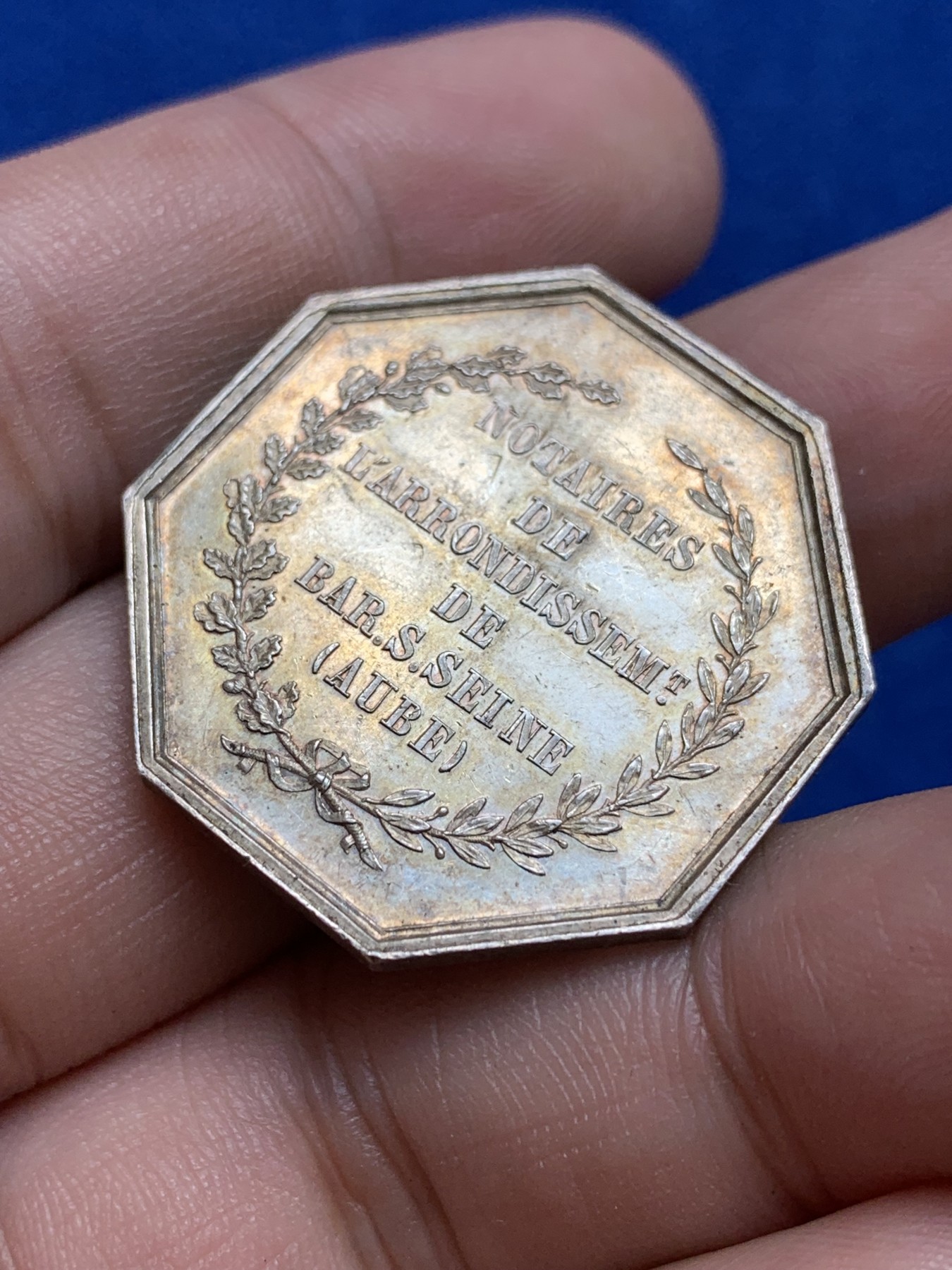 欢迎参加《竞宝斋》为国而庆 老张自藏专场 ，定制纪念章相赠 法国公证人银质八角代币 丰饶角边铭银标 30.2mm 12.5克 底板光亮 带包浆