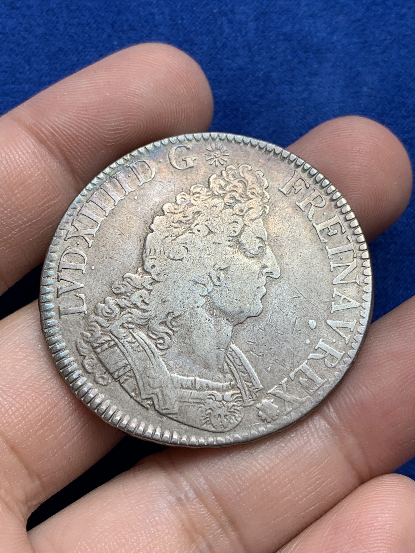 欢迎参加《竞宝斋》为国而庆 老张自藏专场 ，定制纪念章相赠 法国 1697年 路易十四太阳王 1埃居大银币 发质清晰 原味包浆非常难得