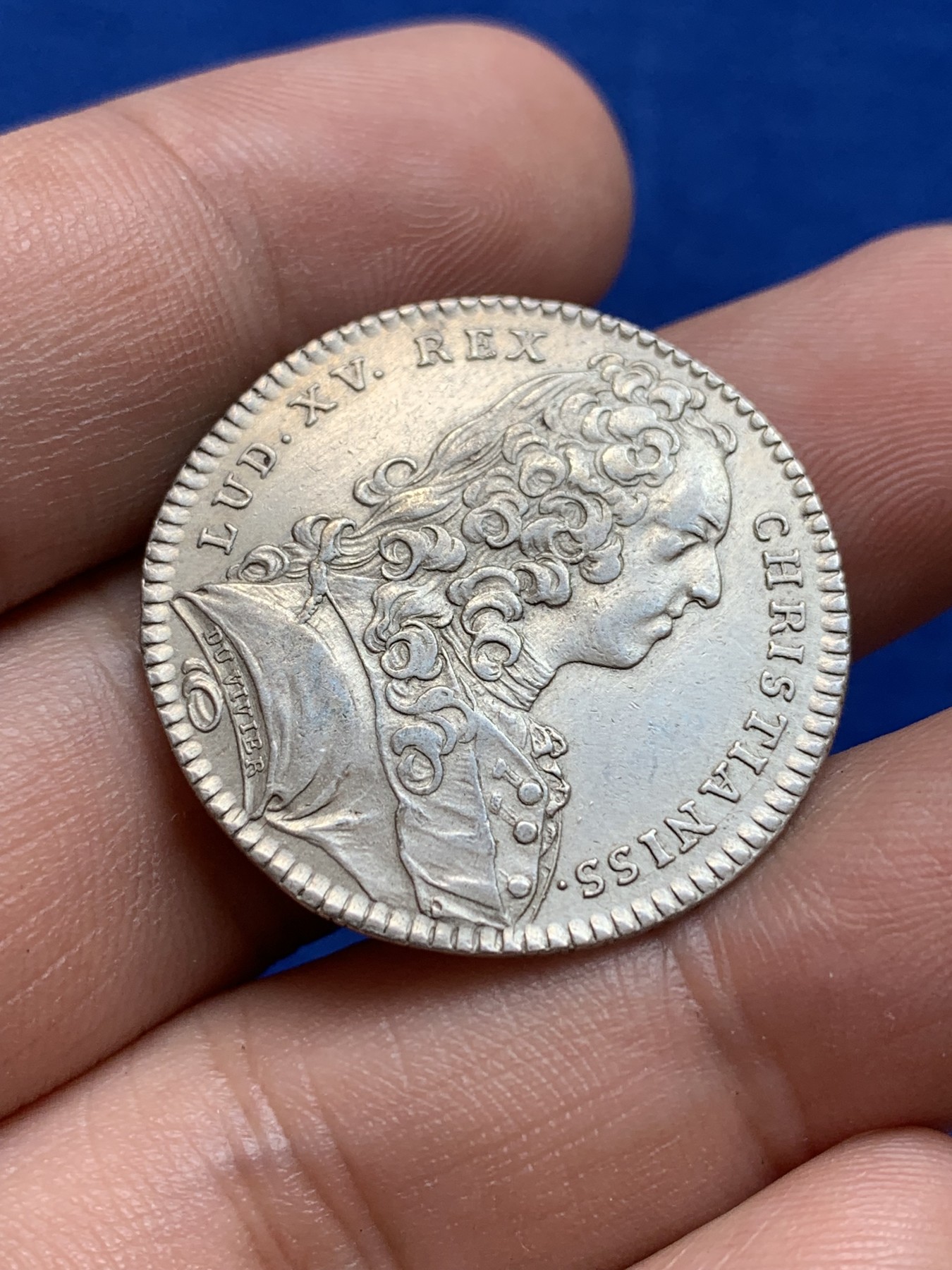 欢迎参加《竞宝斋》为国而庆 老张自藏专场 ，定制纪念章相赠 法国1736年 路易十五银质代币 7.9克 29.5mm 人像清晰 背面细节丰富