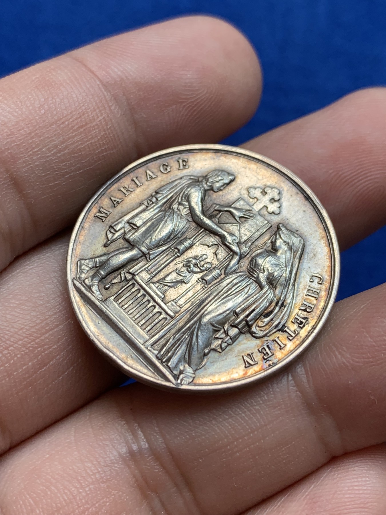 欢迎参加《竞宝斋》为国而庆 老张自藏专场 ，定制纪念章相赠 法国银质婚章 30.4mm 11.9克 丰饶角边铭银标