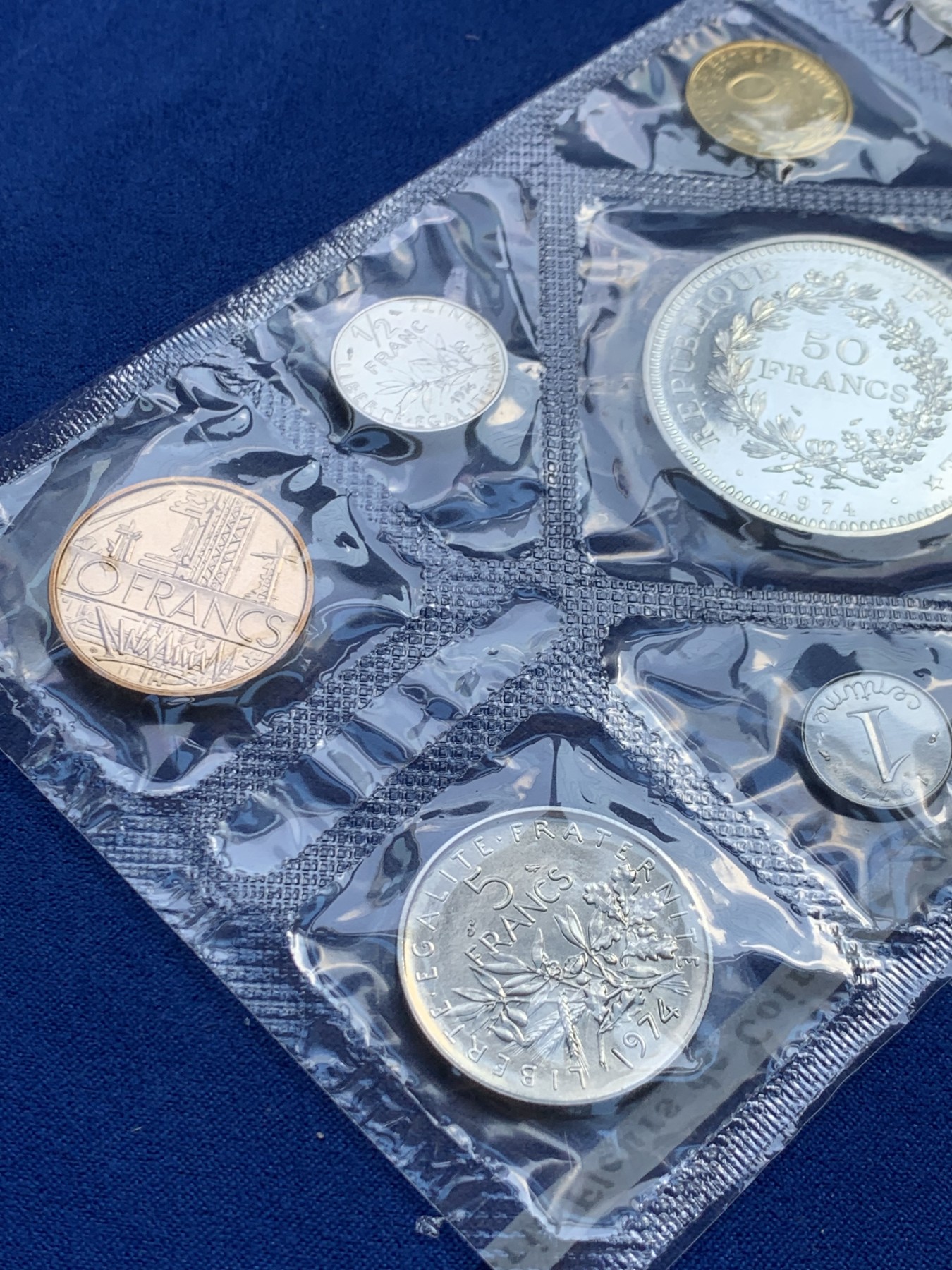 欢迎参加《竞宝斋》为国而庆 老张自藏专场 ，定制纪念章相赠 法国1974年 九枚套 大力神50法郎套币 造币厂封装状态一流
