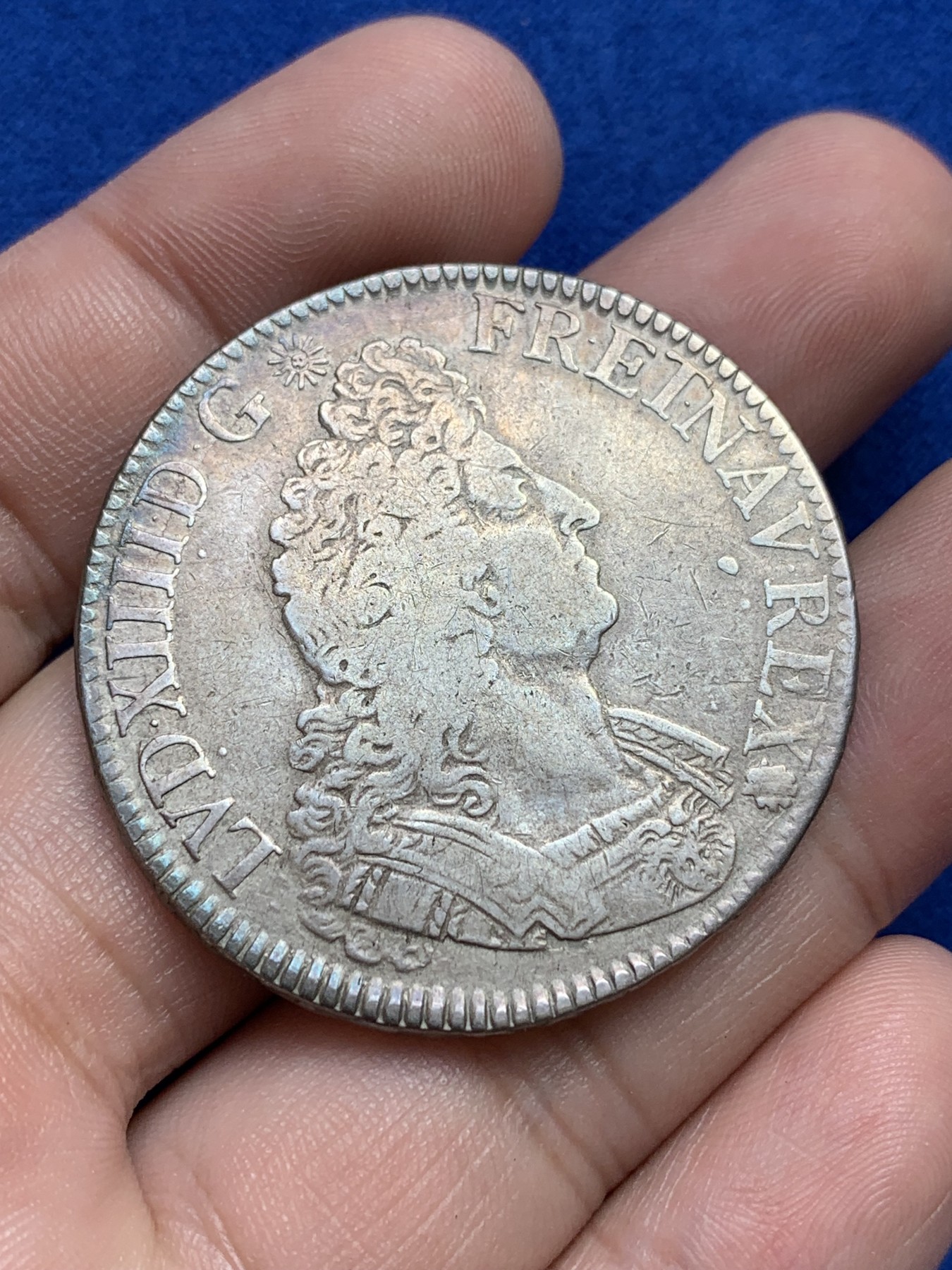 欢迎参加《竞宝斋》为国而庆 老张自藏专场 ，定制纪念章相赠 法国 1697年 路易十四太阳王 1埃居大银币 发质清晰 原味包浆非常难得