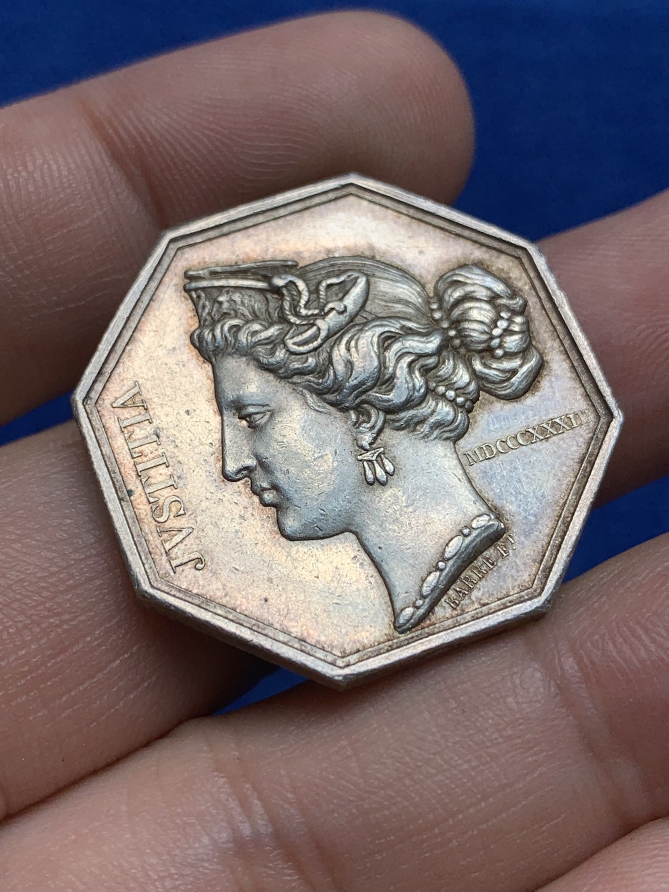 欢迎参加《竞宝斋》为国而庆 老张自藏专场 ，定制纪念章相赠 法国1833女神头像银质八角代币 少见品种 神灯边铭银标 14.3g 30.6mm