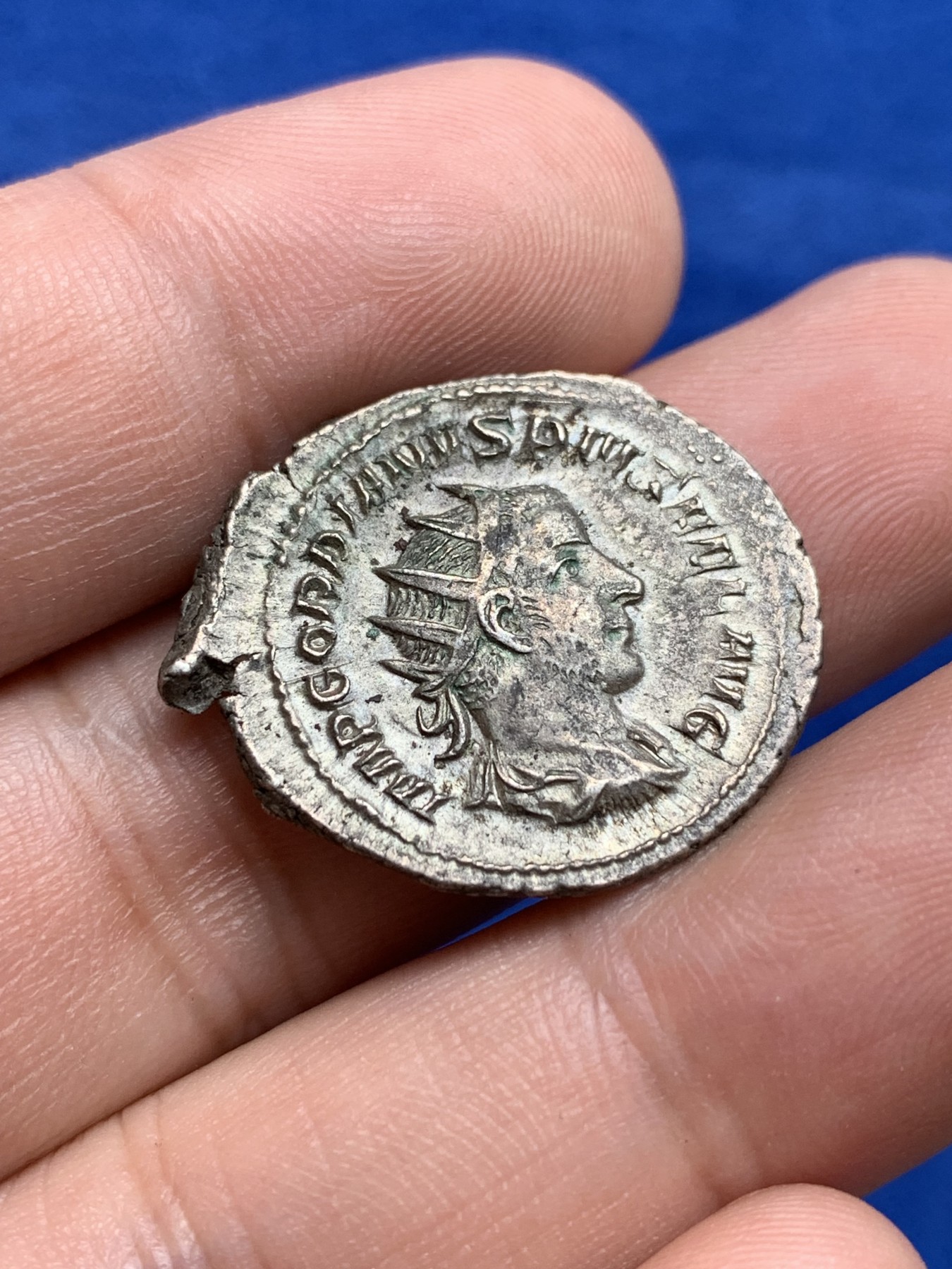 欢迎参加《竞宝斋》为国而庆 老张自藏专场 ，定制纪念章相赠 古罗马银币 4.4克 26*22.5mm 打制居中 细节好 原味的包浆 重量也很重 难得