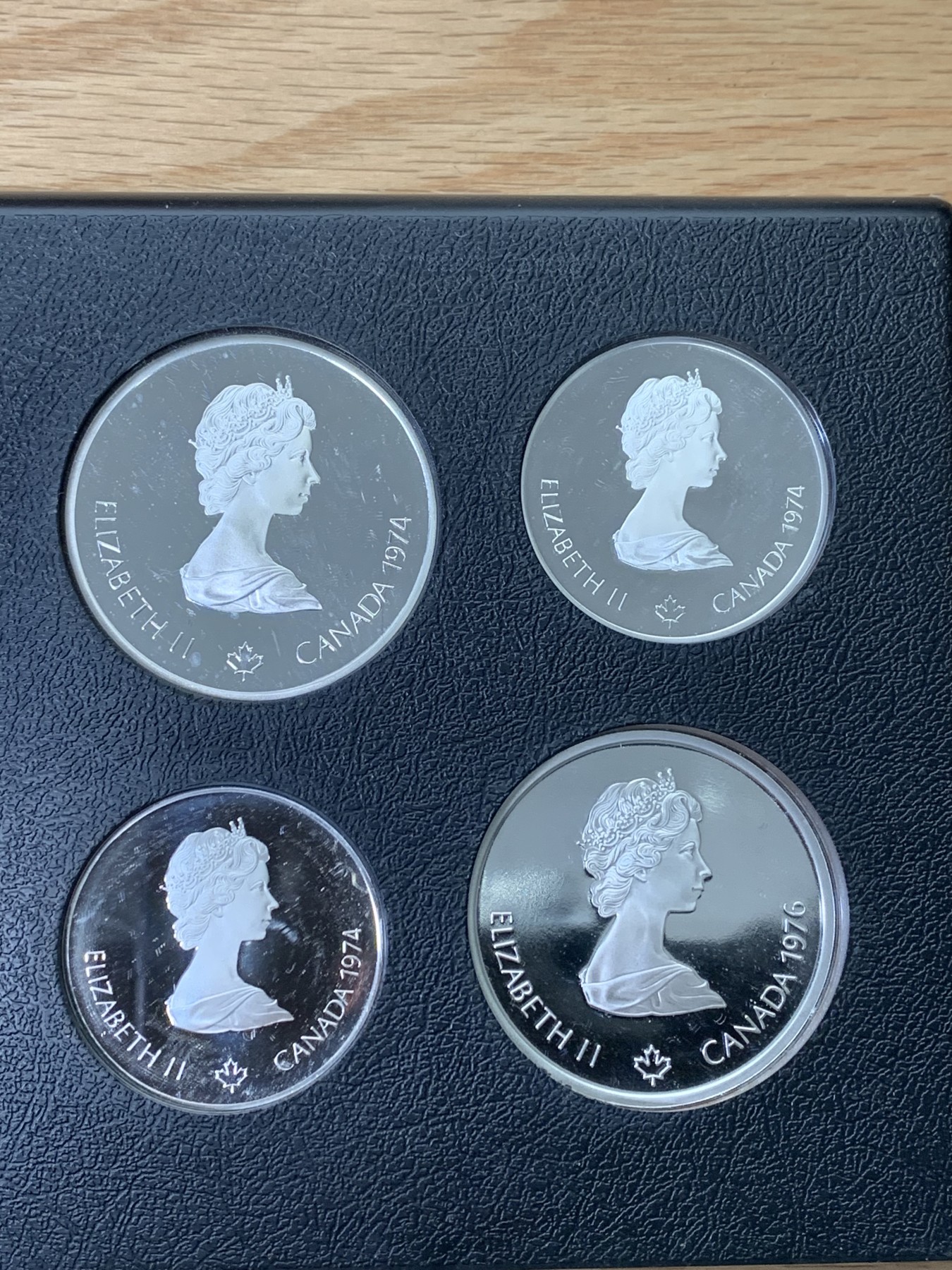 欢迎参加《竞宝斋》为国而庆 老张自藏专场 ，定制纪念章相赠 加拿大 1976年 蒙特利尔奥运会 精制版28枚大全套带原盒证书 24.3克14枚，48.6克14枚1.02公斤 带抽屉木盒 所见唯一