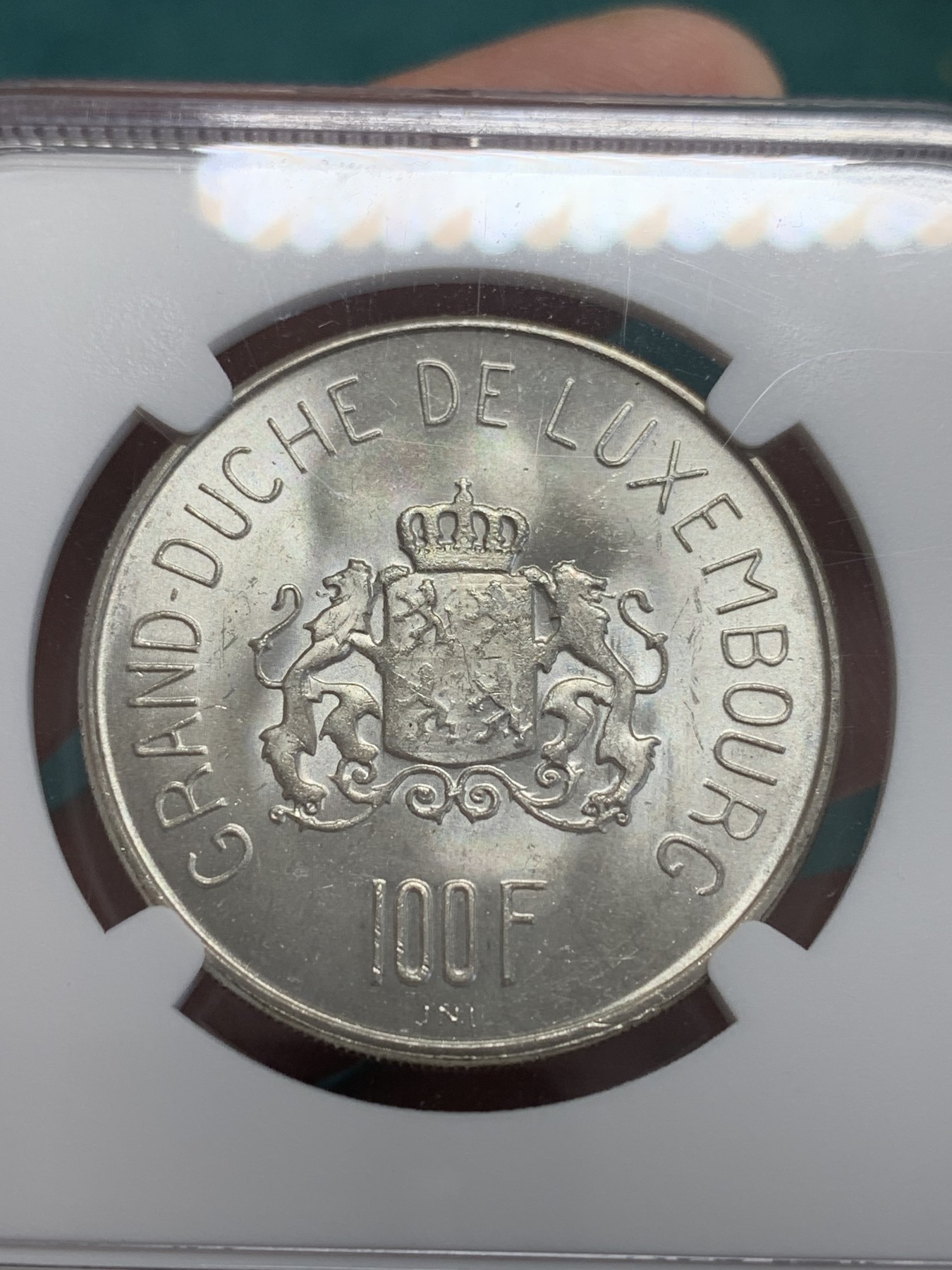 欢迎参加《竞宝斋》为国而庆 老张自藏专场 ，定制纪念章相赠 NGC MS63 卢森堡1963年七任大公 夏洛特夫人 100法郎银币  转光 细节 超过分数不少