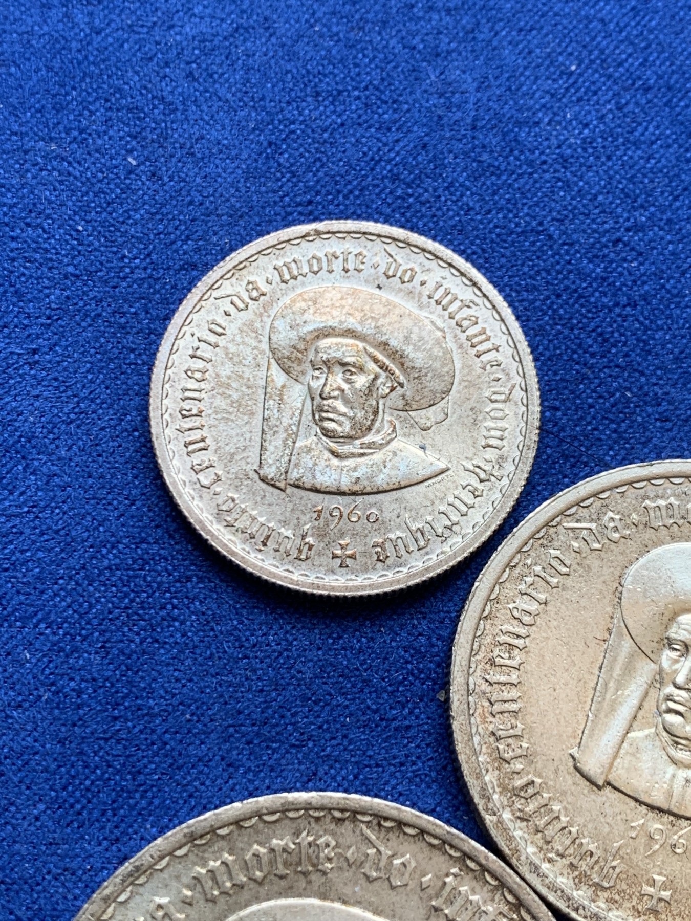 欢迎参加《竞宝斋》为国而庆 老张自藏专场 ，定制纪念章相赠 葡萄牙1960年5、10、20埃斯库多银币3枚一套 总重40.5克 未使用品