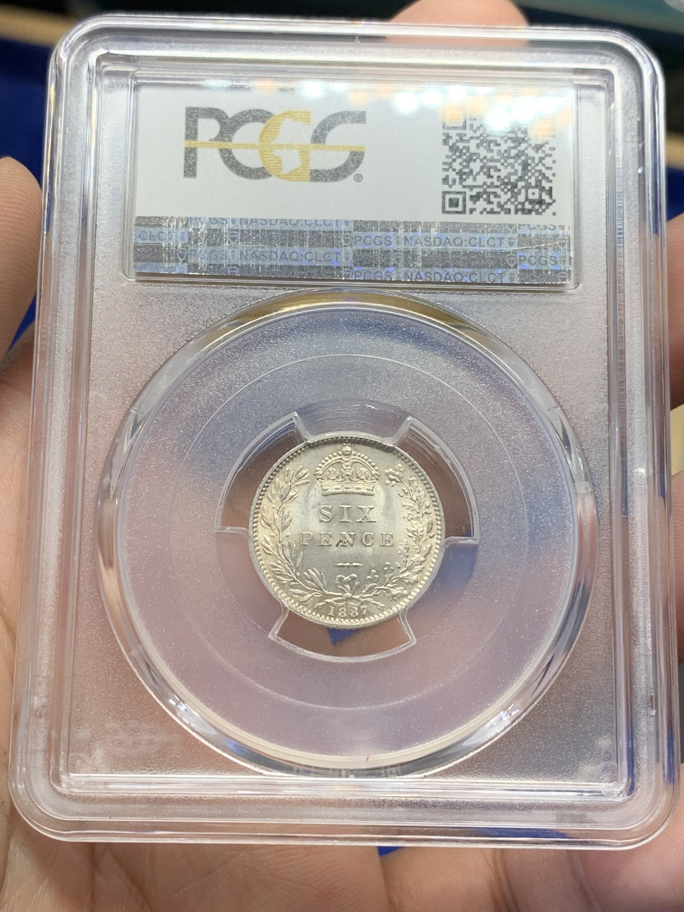 欢迎参加《竞宝斋》为国而庆 老张自藏专场 ，定制纪念章相赠 PCGS MS64 英国1887年维多利亚高冠版 6便士银币 SIX面值版 和上一枚刚好是一对
