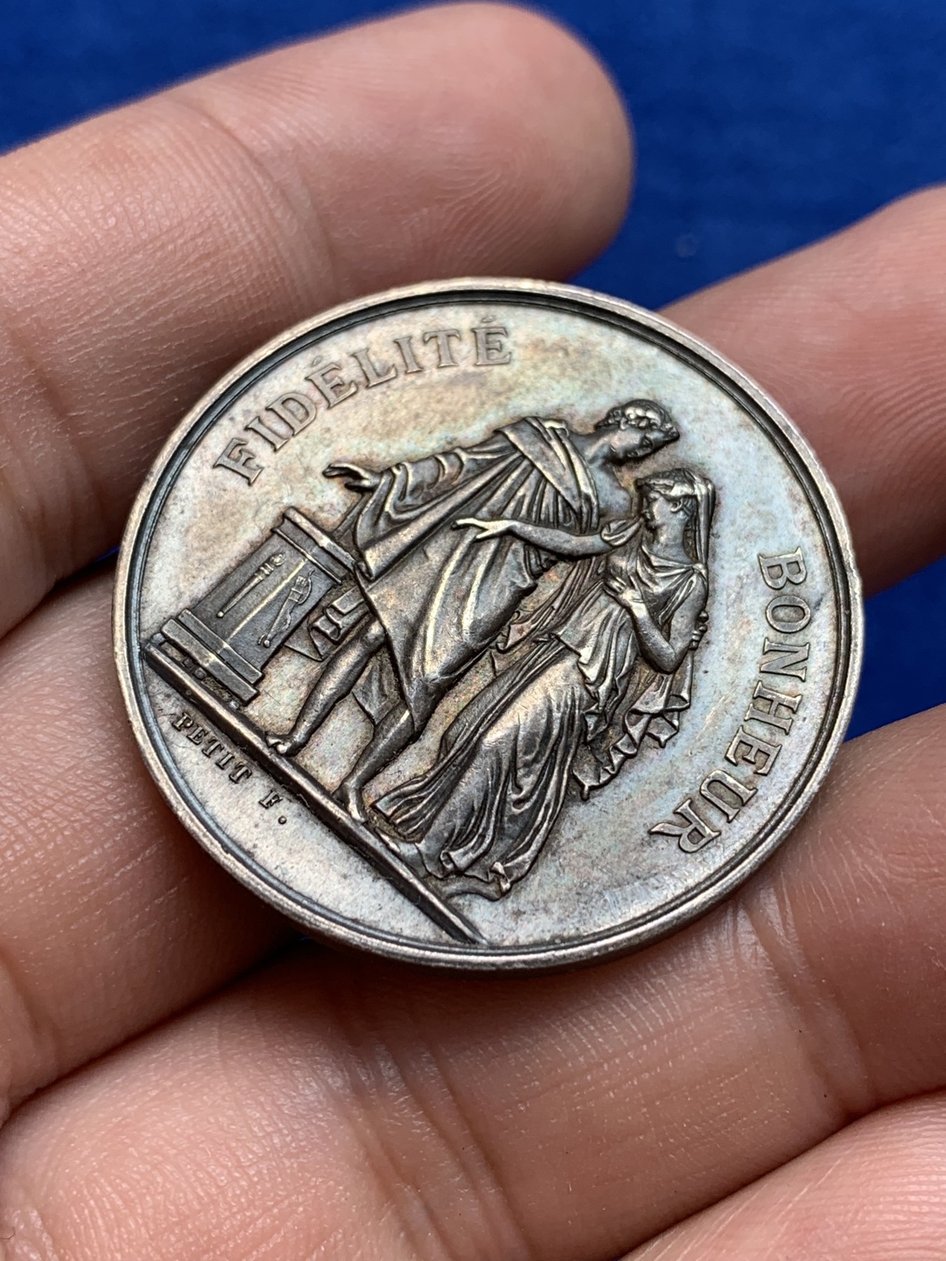 欢迎参加《竞宝斋》为国而庆 老张自藏专场 ，定制纪念章相赠 法国1860-1879银质婚章 33.5mm 15.8克 细节好 双面深黑包浆 带彩 蜜蜂边铭 银标