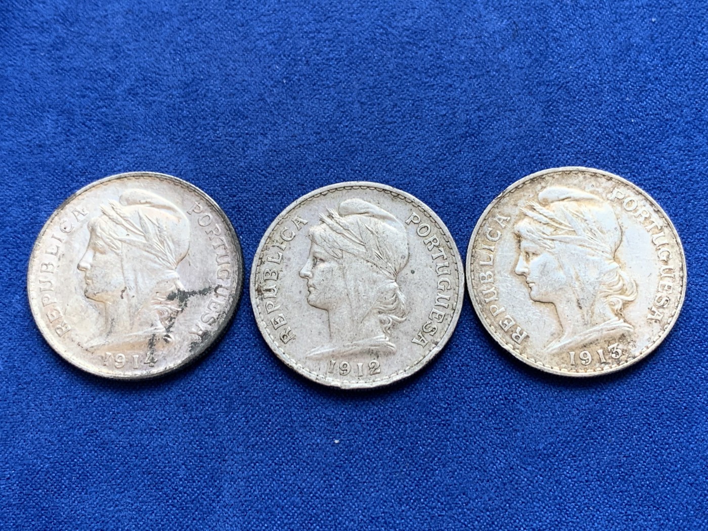 欢迎参加《竞宝斋》为国而庆 老张自藏专场 ，定制纪念章相赠 葡萄牙 女神 1912-14年 50分银币(半元型) 3枚一组 自然原味