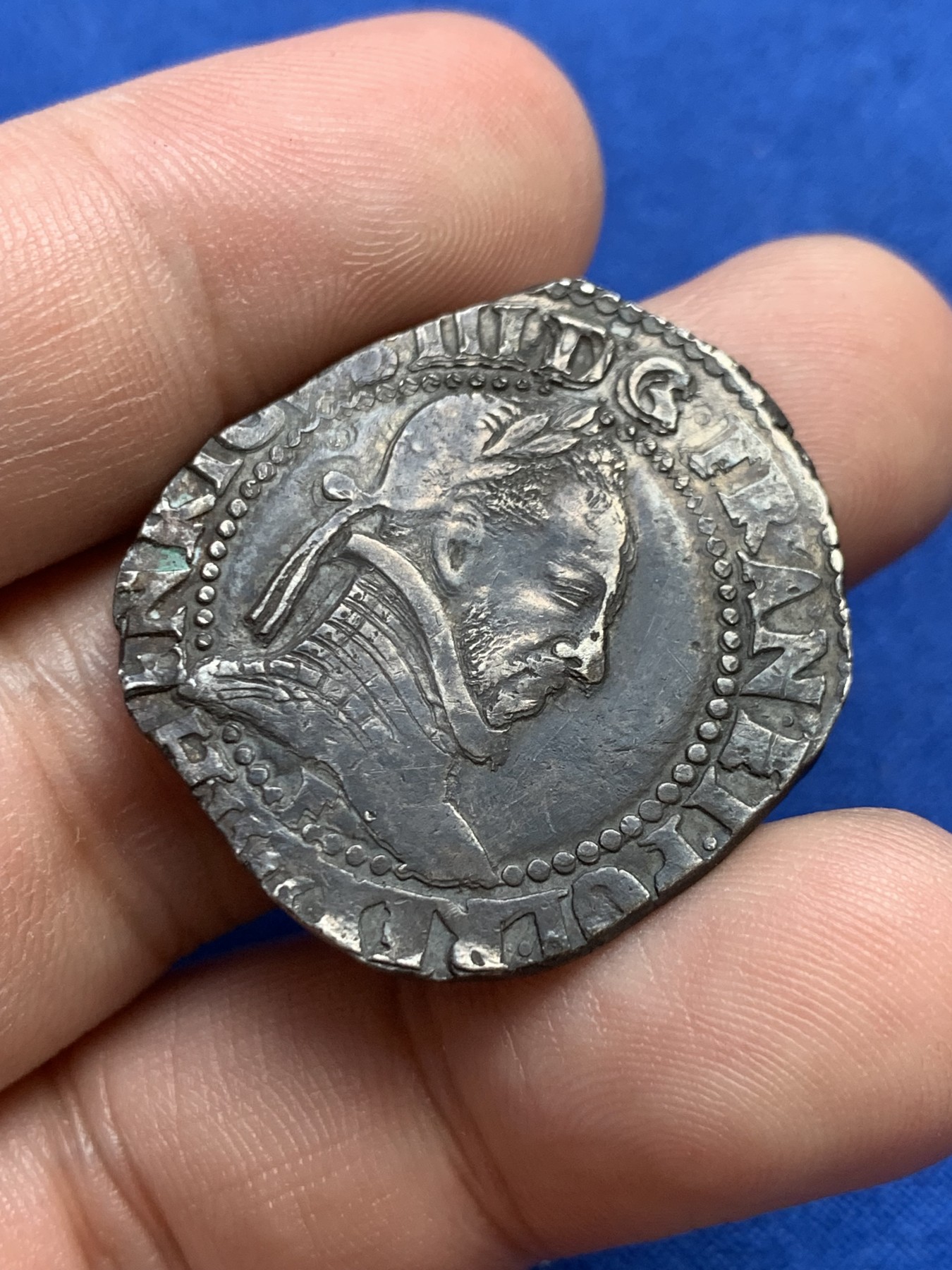 欢迎参加《竞宝斋》为国而庆 老张自藏专场 ，定制纪念章相赠 法国 1585年 亨利三世 1法郎银币（半元型） 14.15克 稀见品质 打制清晰 目录重量为14.188克 几乎无磨损