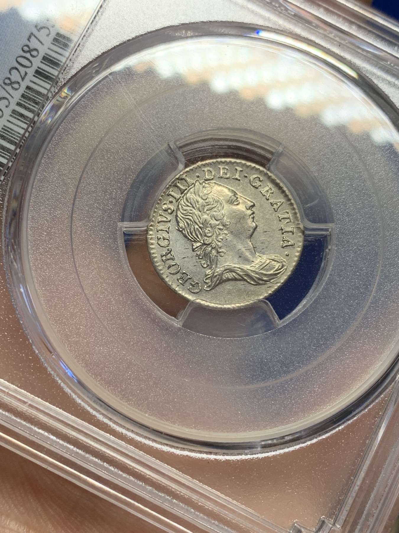 欢迎参加《竞宝斋》为国而庆 老张自藏专场 ，定制纪念章相赠 PCGS AU55 英国 1763年 乔治三世 3便士银币 独立年份 细节极好 完全超越55分的状态