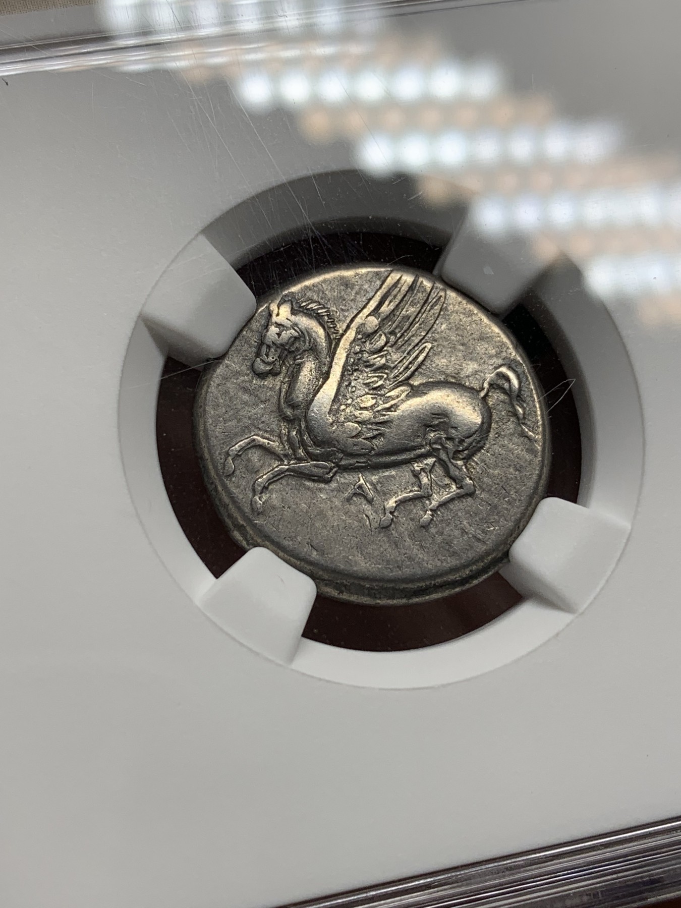 欢迎参加《竞宝斋》为国而庆 老张自藏专场 ，定制纪念章相赠 NGC CH VF 公元前350-270年 古希腊 阿卡纳尼亚 雅典娜 飞马银币 打制清晰 居中完整