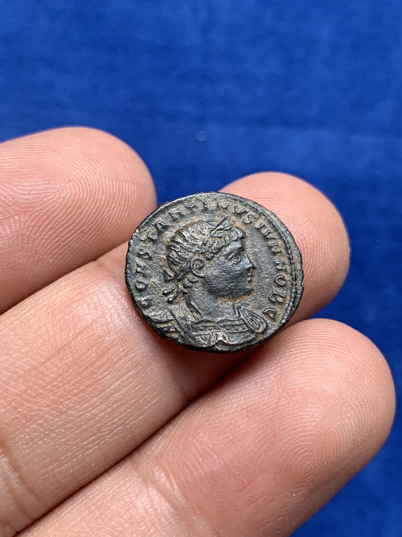 欢迎参加《竞宝斋》为国而庆 老张自藏专场 ，定制纪念章相赠 古罗马铜币 17.5mm 将近2000年前的工艺 细节非常好 背面人物无磨损