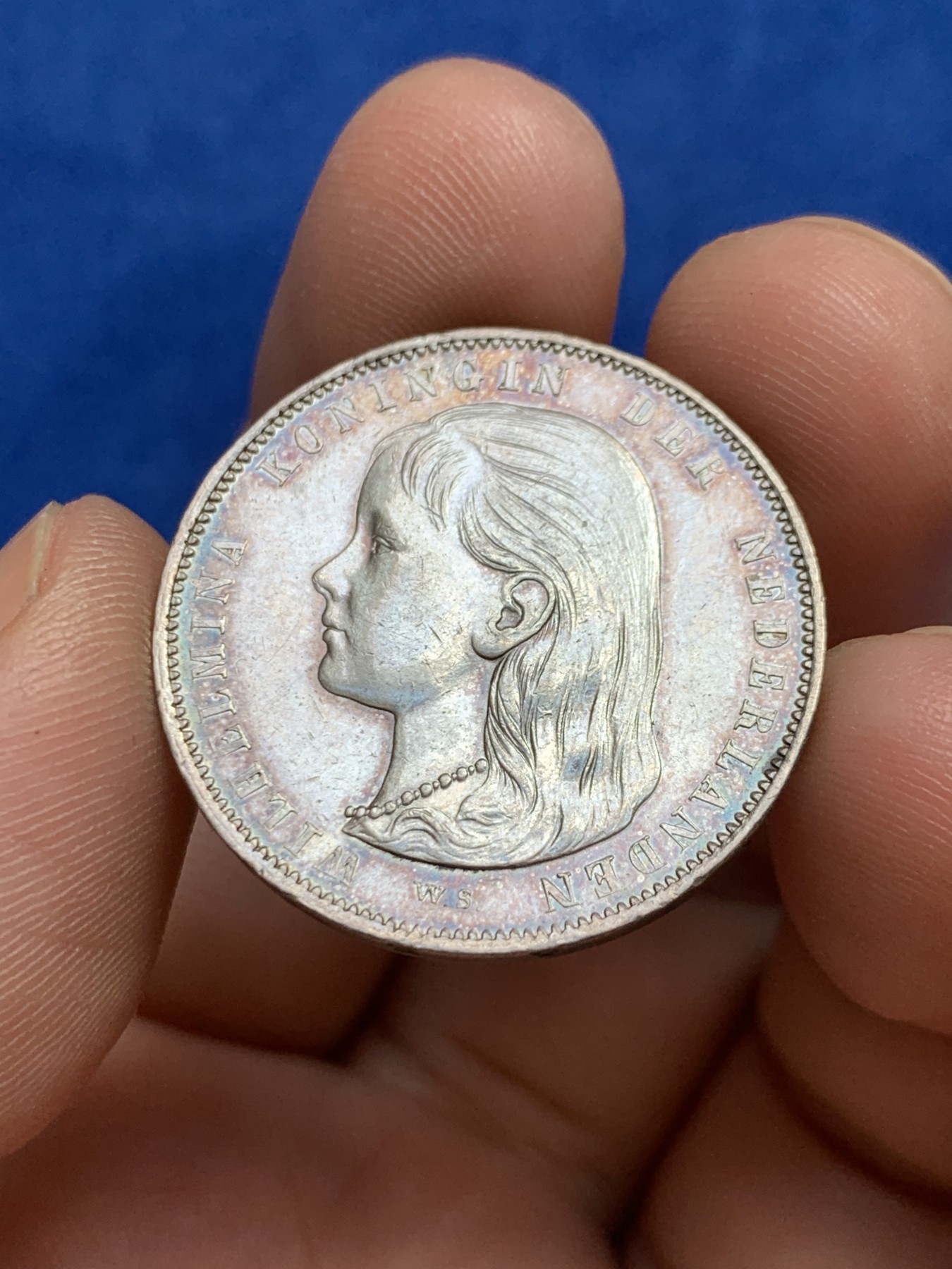 欢迎参加《竞宝斋》为国而庆 老张自藏专场 ，定制纪念章相赠 荷兰1892年威廉敏娜小萝莉1盾银币 好状态的裸币非常难得