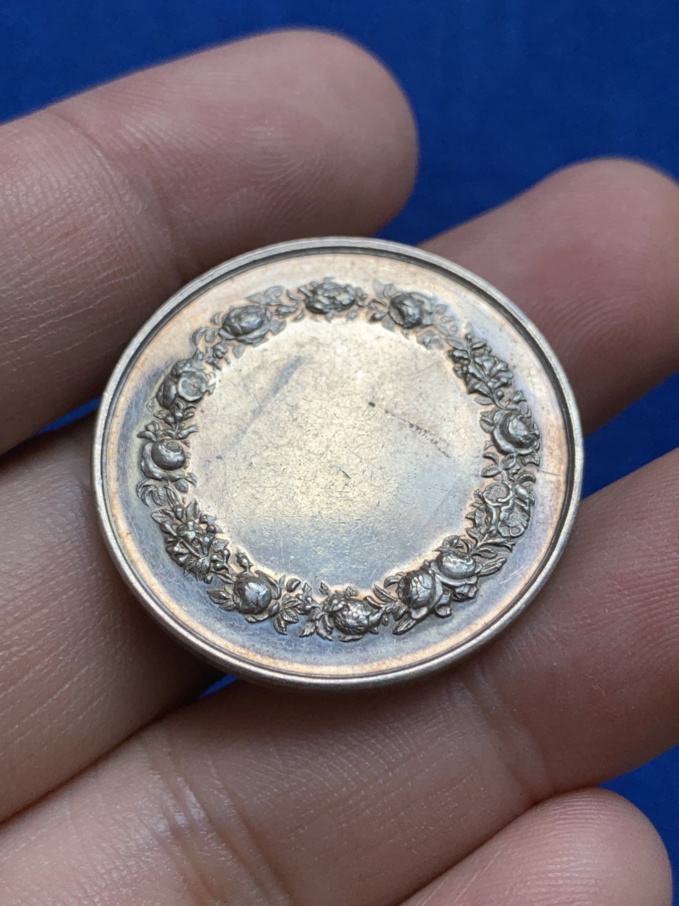 欢迎参加《竞宝斋》为国而庆 老张自藏专场 ，定制纪念章相赠 法国银质婚章 30.4mm 11.9克 丰饶角边铭银标