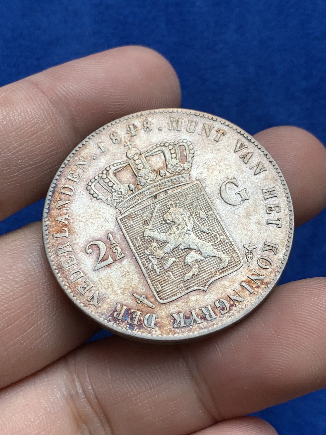 欢迎参加《竞宝斋》为国而庆 老张自藏专场 ，定制纪念章相赠 荷兰 1848年 长脖子 2.5盾大银币 945高银品种 细节好 这个带包浆的很不容易 可能和成分有关