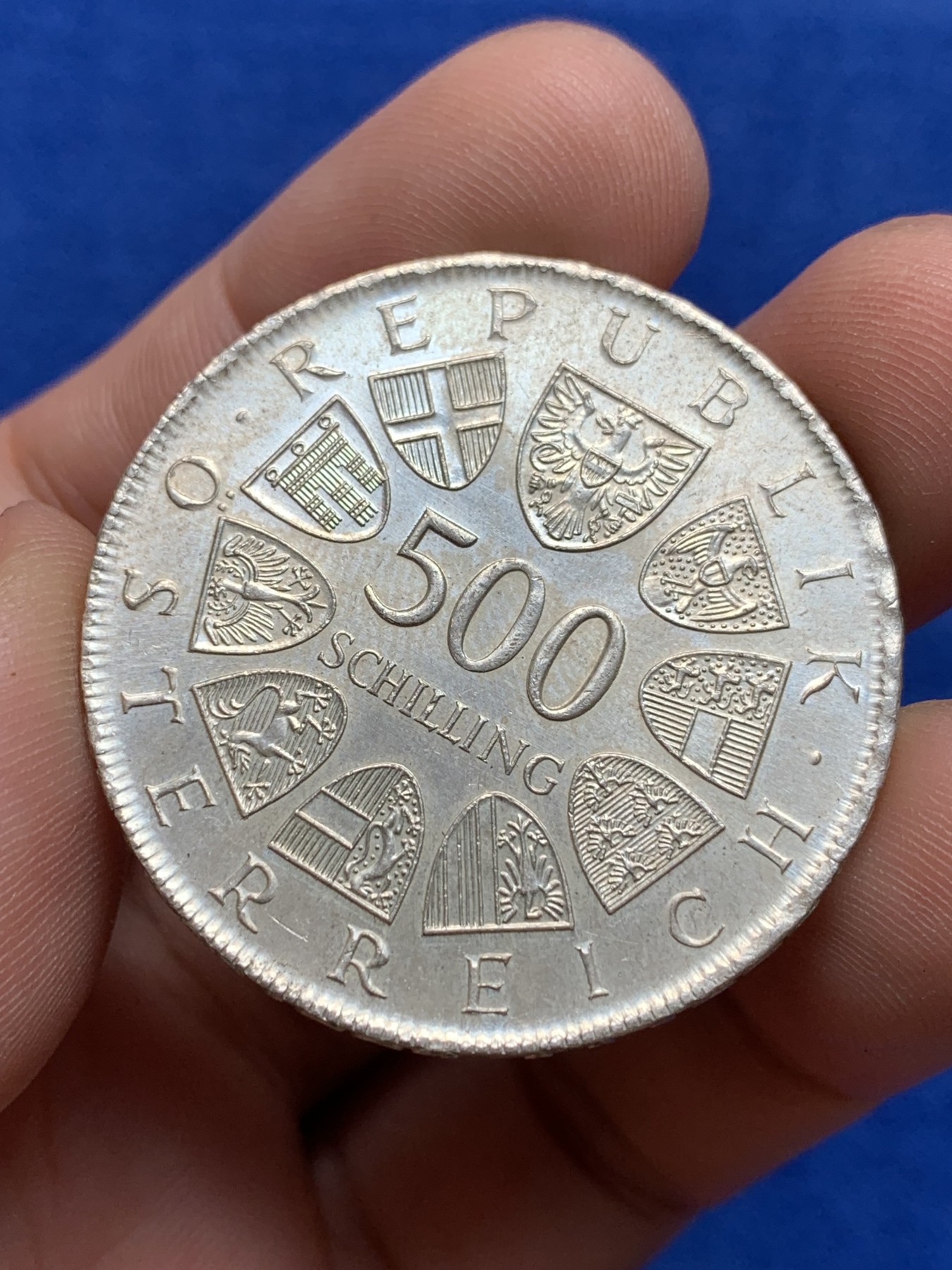 欢迎参加《竞宝斋》为国而庆 老张自藏专场 ，定制纪念章相赠 奥地利1982年圣母抱婴500先令银币