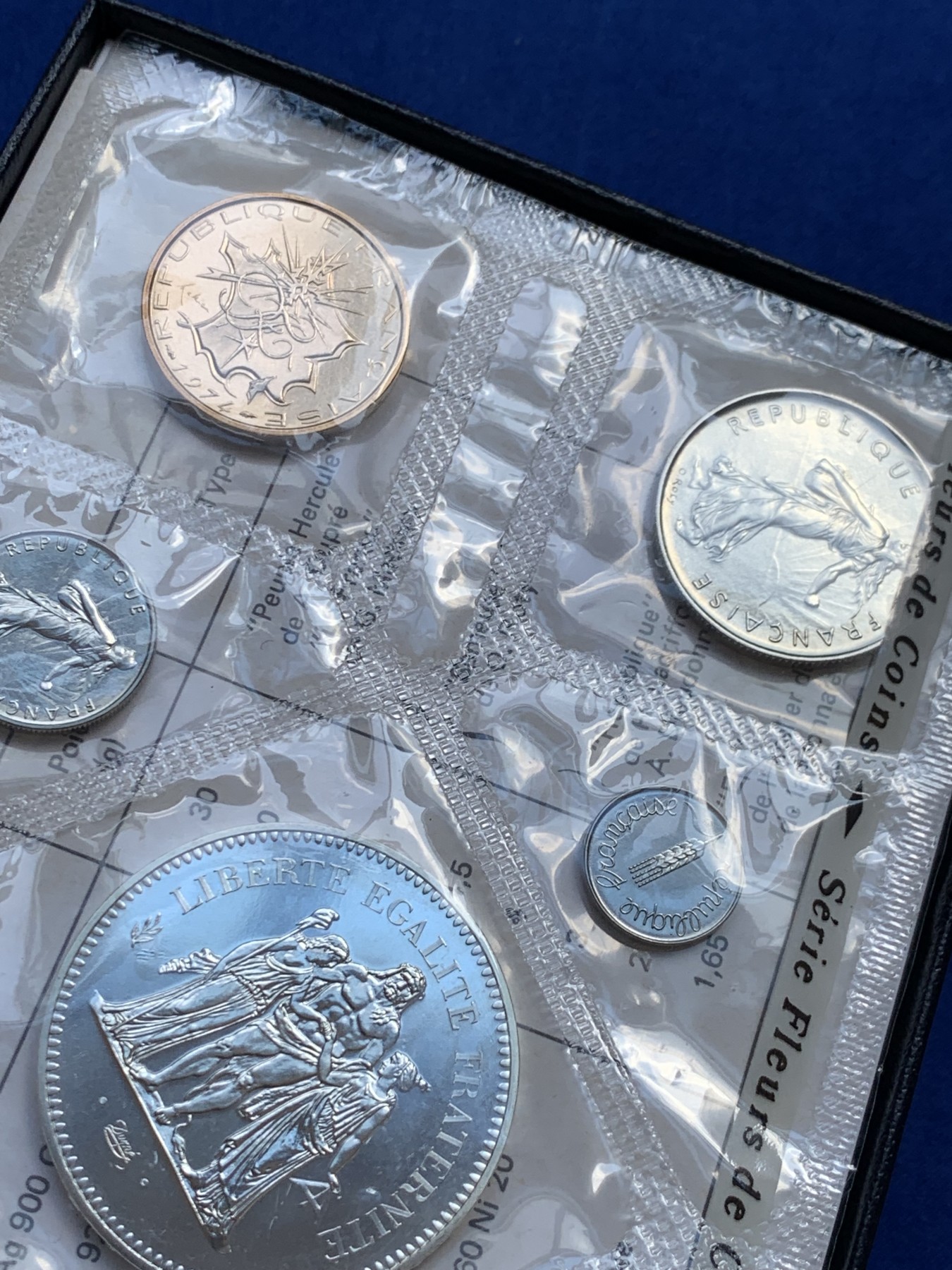 欢迎参加《竞宝斋》为国而庆 老张自藏专场 ，定制纪念章相赠 法国1974年 九枚套 大力神50法郎套币 造币厂封装状态一流