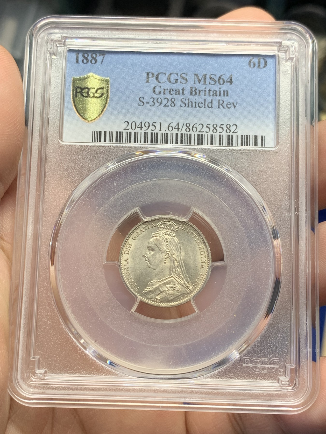 欢迎参加《竞宝斋》为国而庆 老张自藏专场 ，定制纪念章相赠 PCGS MS64 英国1887年维多利亚高冠版 6便士银币 早期严评 丝绸底板