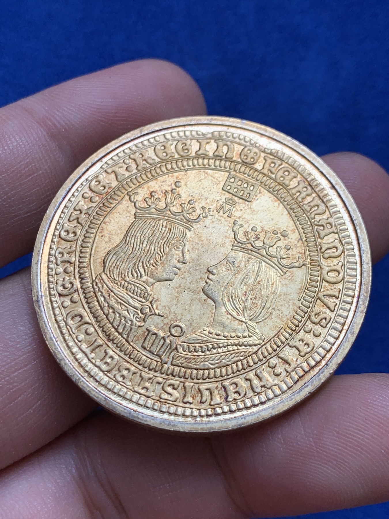 欢迎参加《竞宝斋》为国而庆 老张自藏专场 ，定制纪念章相赠 西班牙现代复刻镀金银章 双皇头像清晰逼真 镀金层完好 41.9mm 33.7克