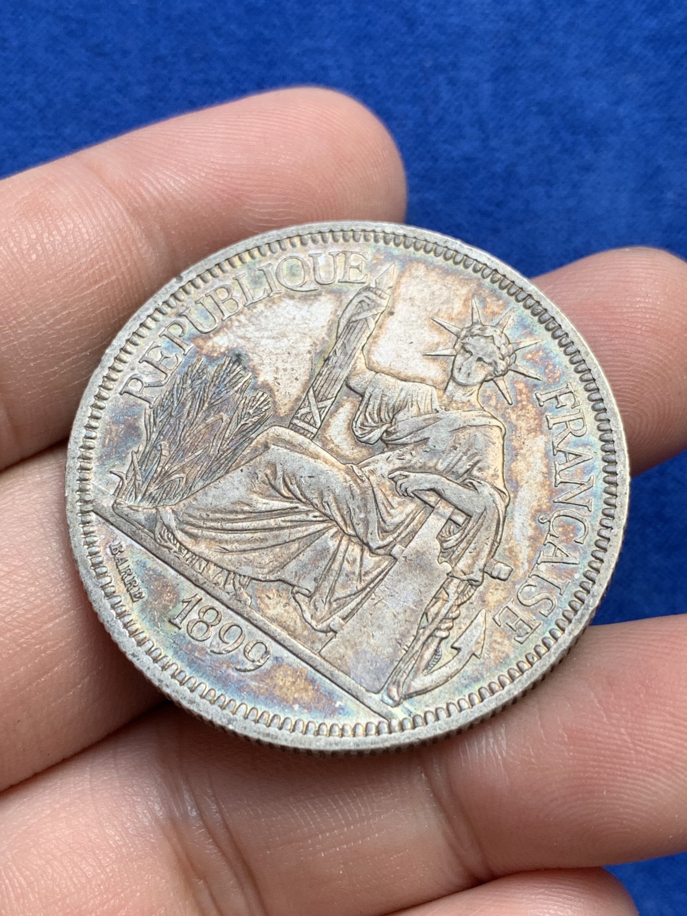 欢迎参加《竞宝斋》为国而庆 老张自藏专场 ，定制纪念章相赠 法属印支1899年坐洋壹圆银币 早期年份 包浆漂亮