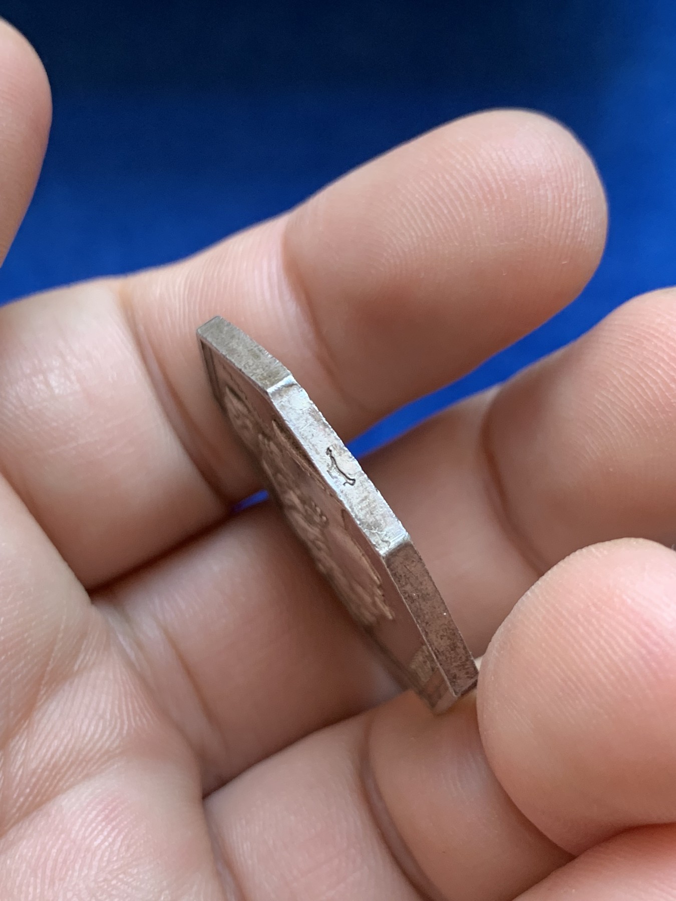 欢迎参加《竞宝斋》为国而庆 老张自藏专场 ，定制纪念章相赠 法国1833女神头像银质八角代币 少见品种 神灯边铭银标 14.3g 30.6mm