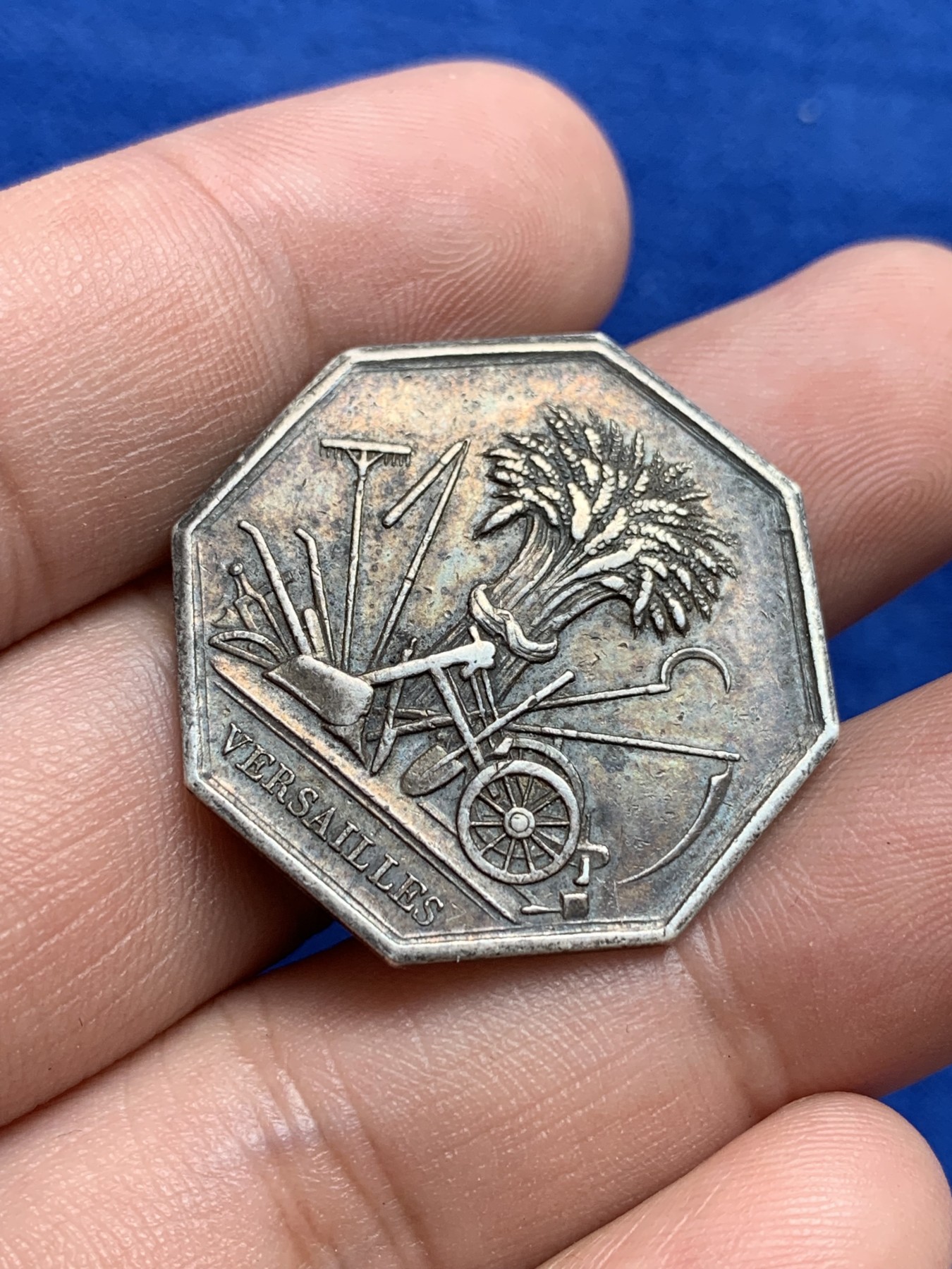 欢迎参加《竞宝斋》为国而庆 老张自藏专场 ，定制纪念章相赠 法国1845-1860农业部银质八角代币 10.7克 29mm 手指边铭 银标 早期品种