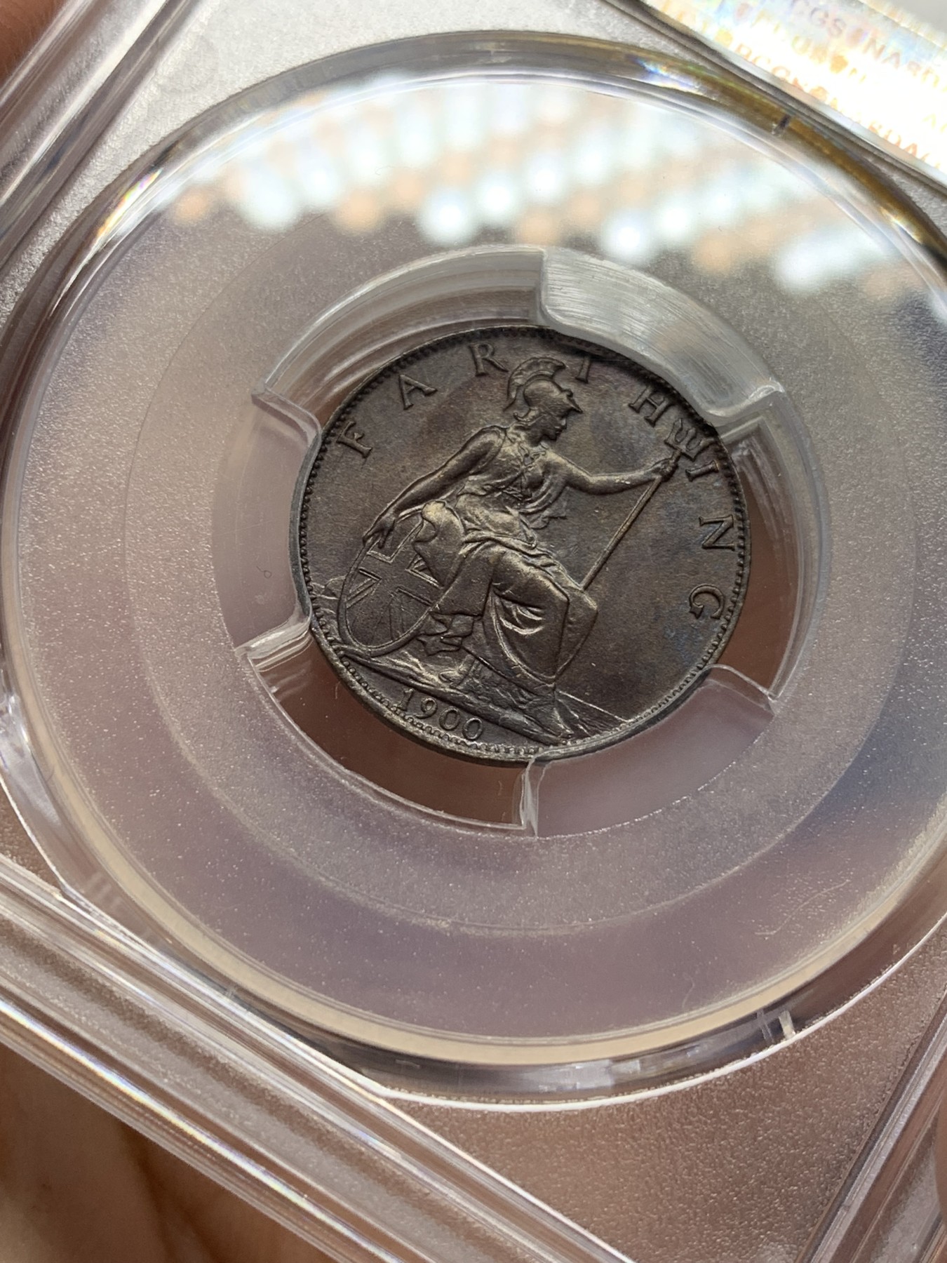 欢迎参加《竞宝斋》为国而庆 老张自藏专场 ，定制纪念章相赠 PCGS MS64 英国1900年维多利亚披纱版1法新铜币 双面巧克力包浆 状态好