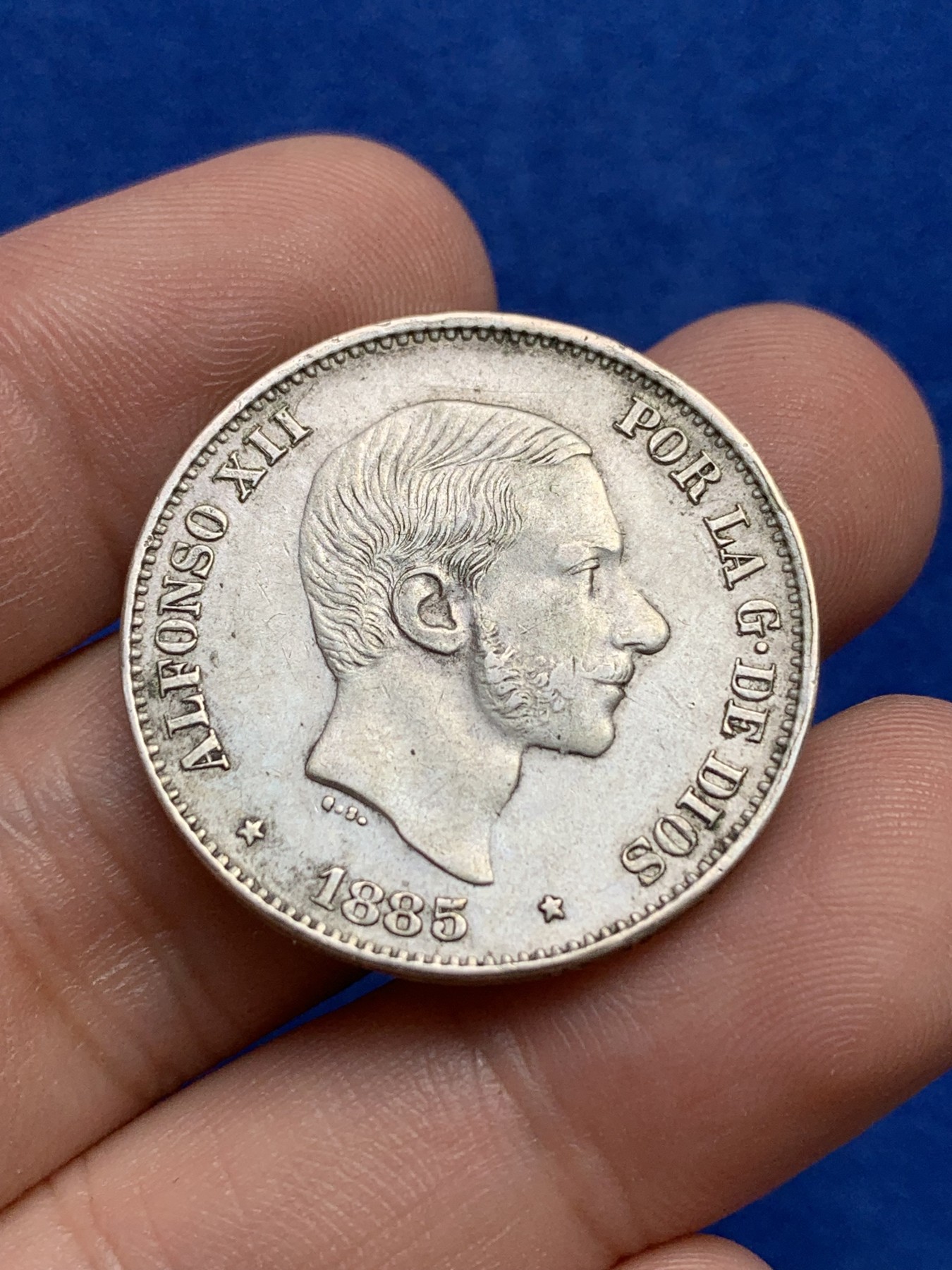 欢迎参加《竞宝斋》为国而庆 老张自藏专场 ，定制纪念章相赠 西属菲律宾 1885年 阿方索十三世 半比索银币 原味包浆 少见品种 半圆型面值