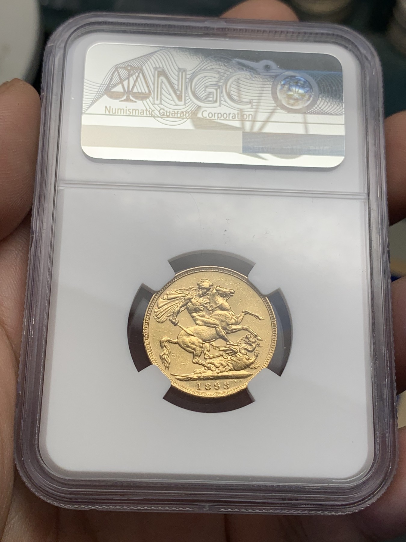 欢迎参加《竞宝斋》为国而庆 老张自藏专场 ，定制纪念章相赠 NGC AU 英国 1893年 维多利亚 披纱版 1索维林金币 8克马剑金币